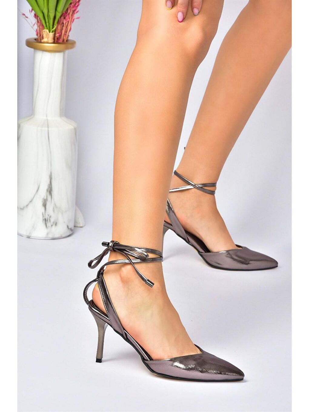 Gri Platin Sivri Burun Bilekten Bağlamalı Kadın Topuklu Ayakkabı M518700109