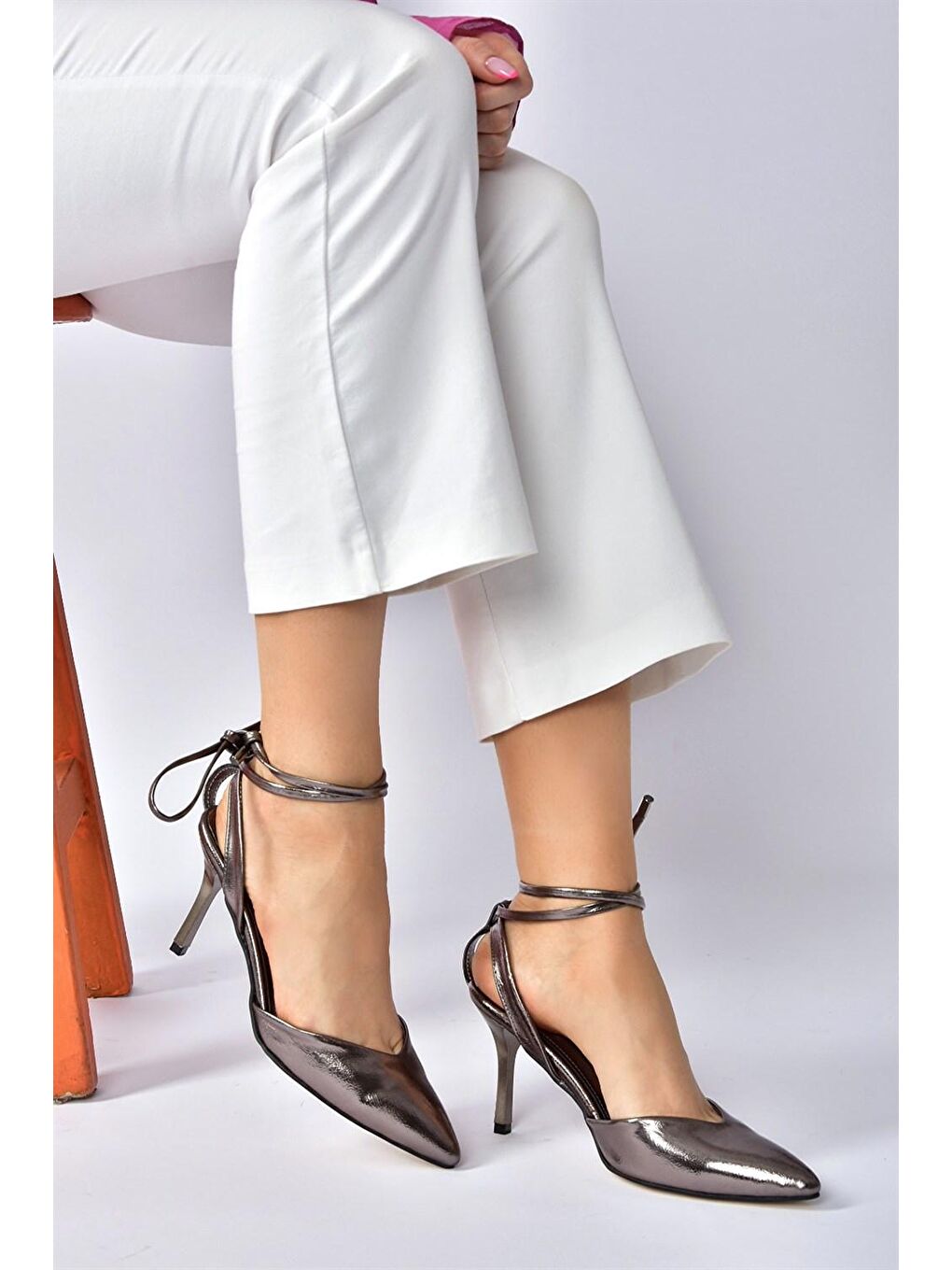 Gri Platin Sivri Burun Bilekten Bağlamalı Kadın Topuklu Ayakkabı M518700109-3
