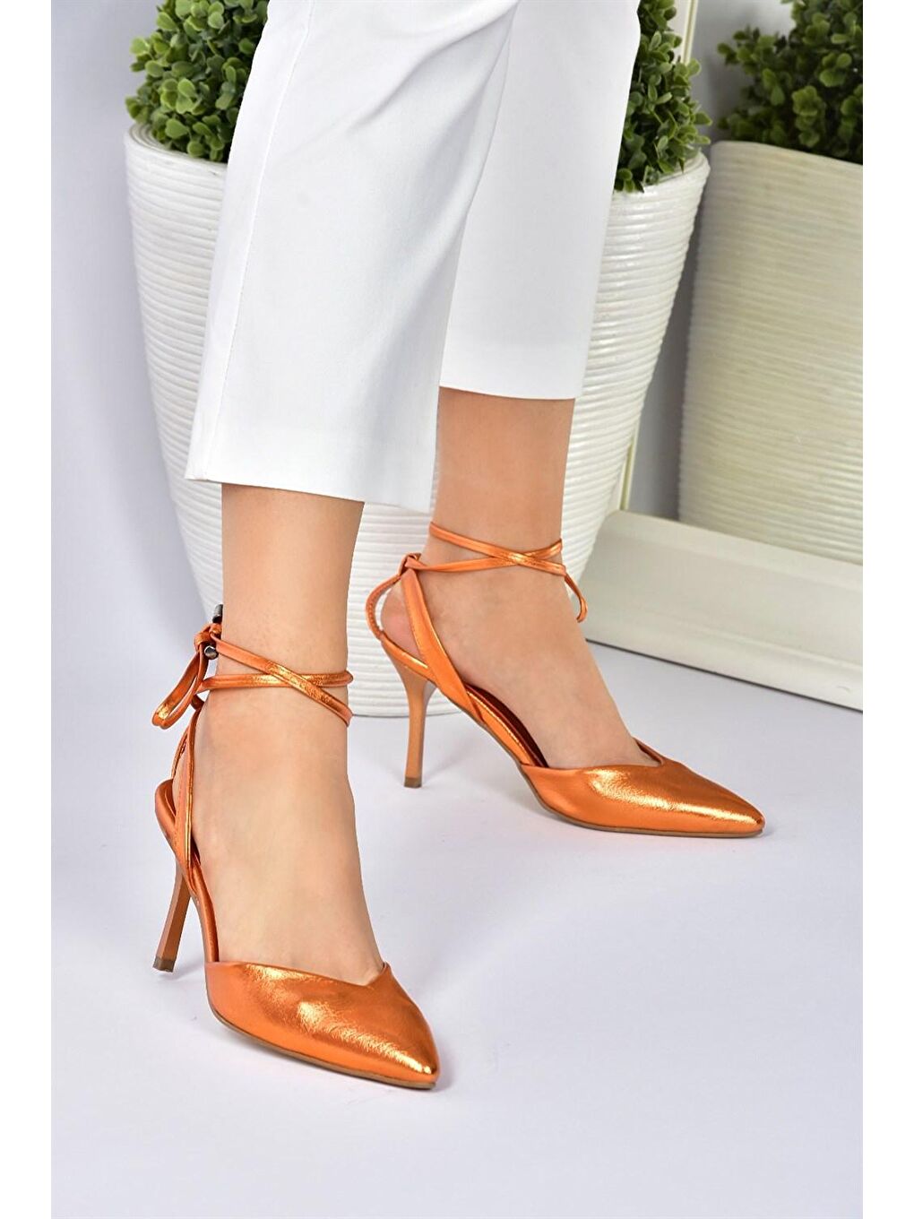 Turuncu Sivri Burun Bilekten Bağlamalı Kadın Topuklu Ayakkabı M518700109-4