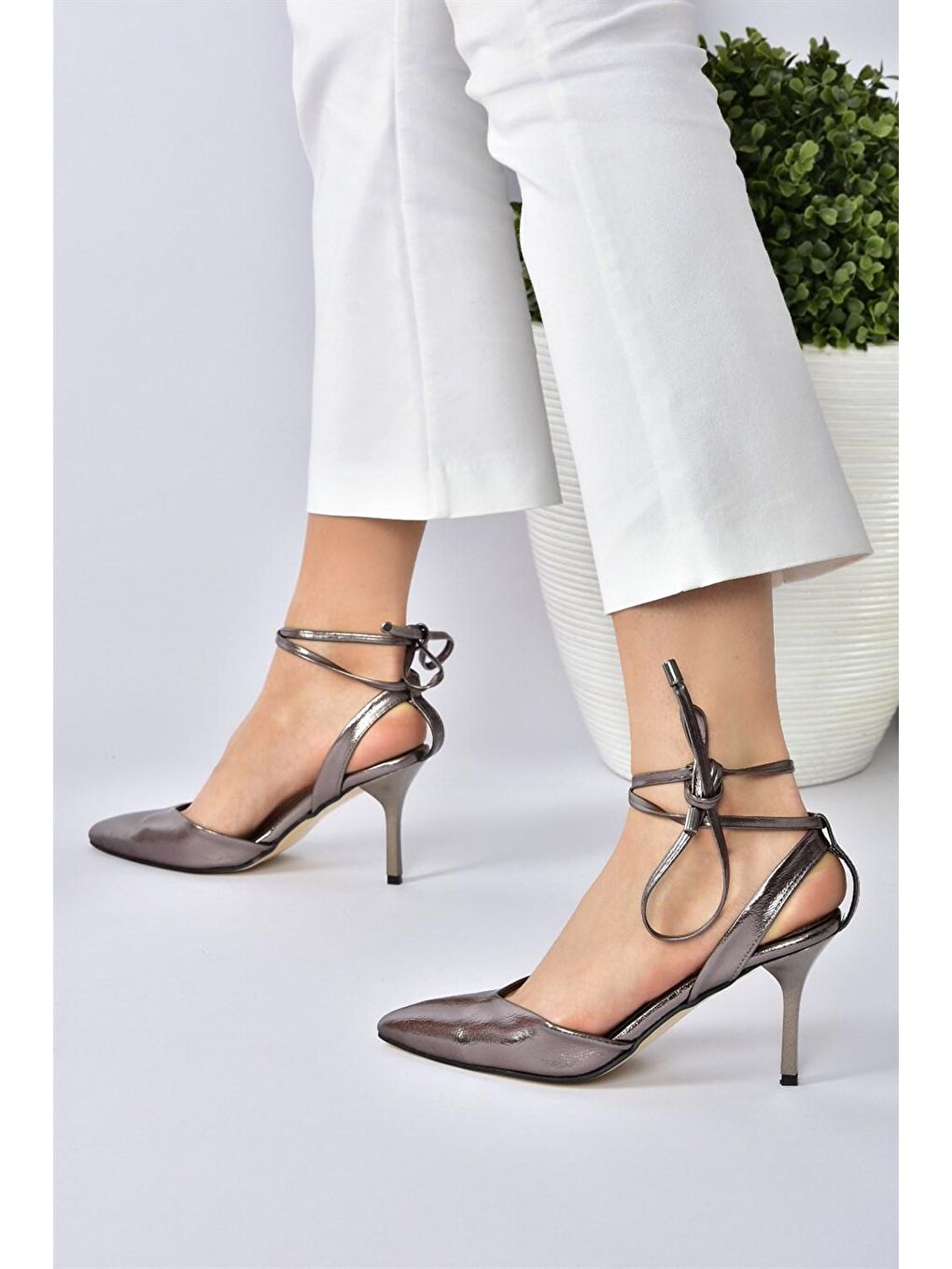 Gri Platin Sivri Burun Bilekten Bağlamalı Kadın Topuklu Ayakkabı M518700109-4
