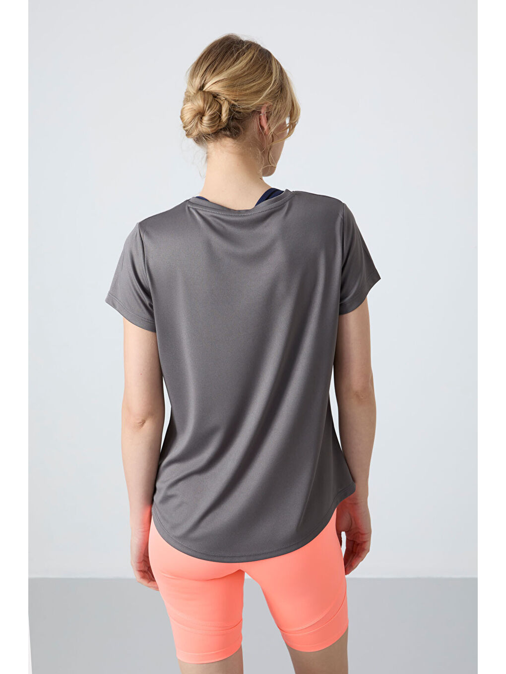Gri Nefes Alan Dokulu İnce Performans Kadın Tişört - 97283-8