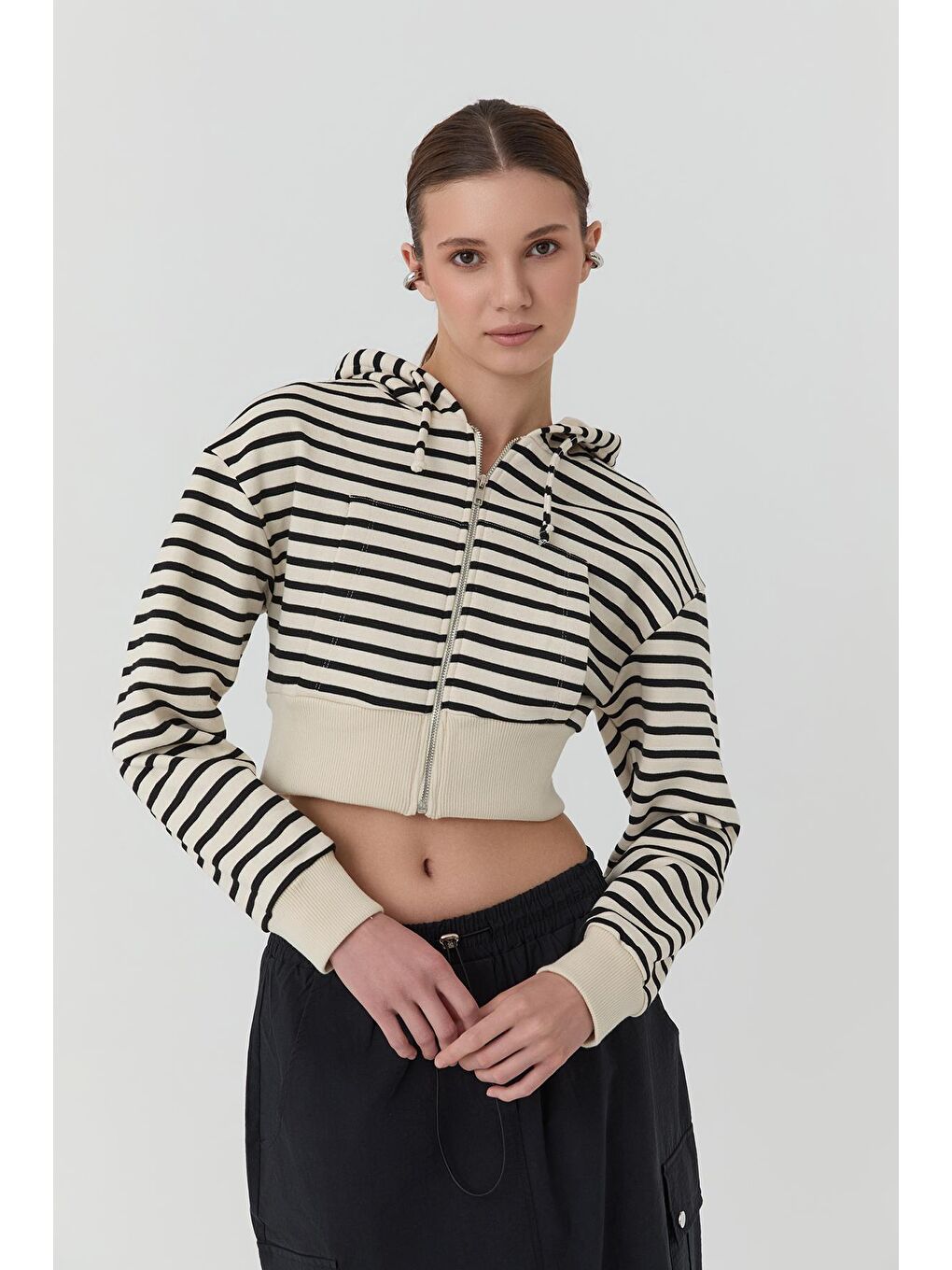 Bej Çizgi Detaylı Kapüşonlu Crop Fermuarlı Sweatshırt