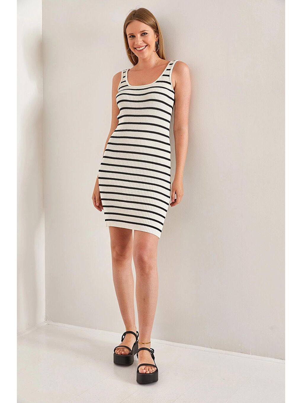 Beyaz Kadın Çizgili Askılı Triko Elbise-4