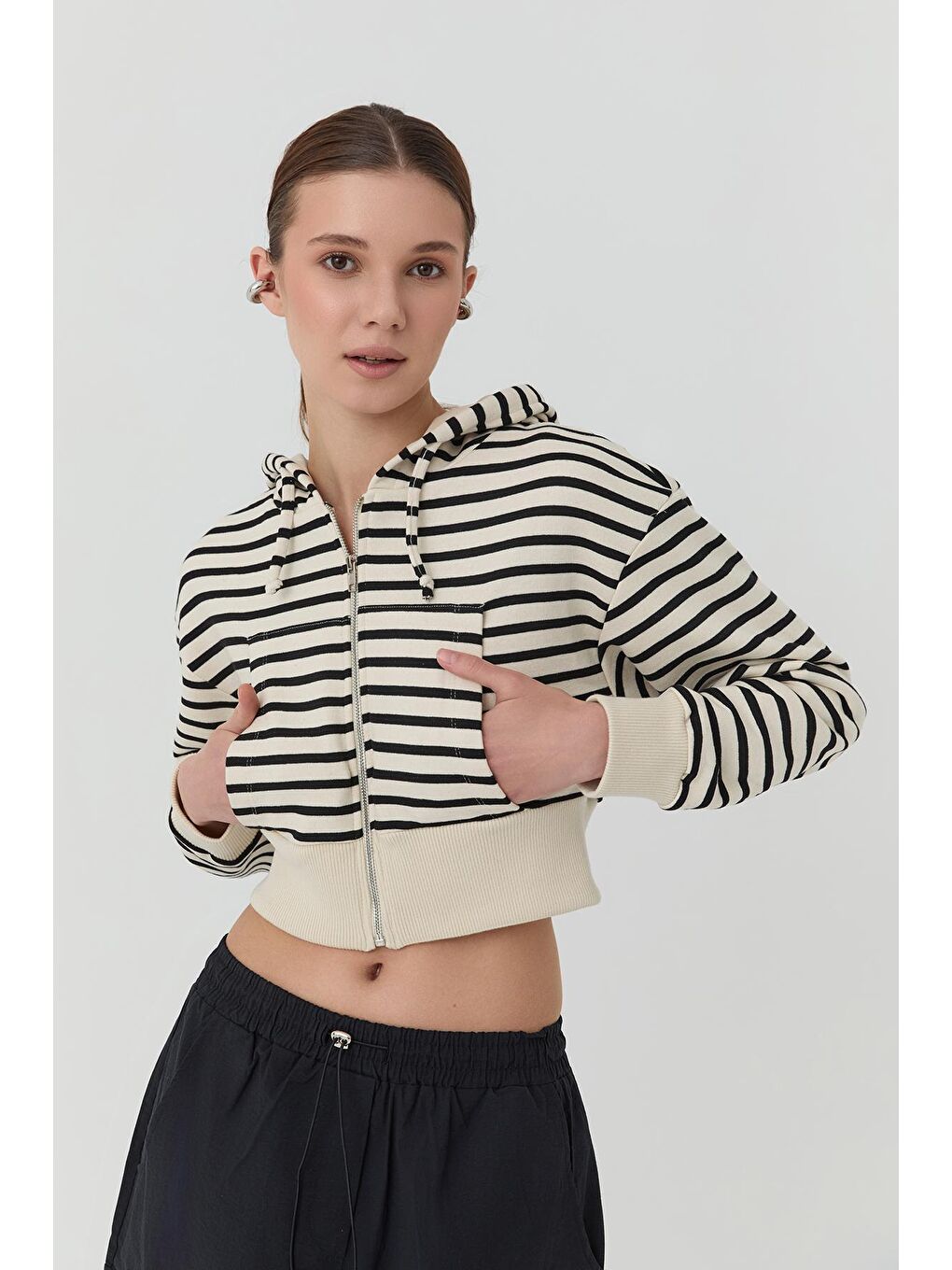 Bej Çizgi Detaylı Kapüşonlu Crop Fermuarlı Sweatshırt-3