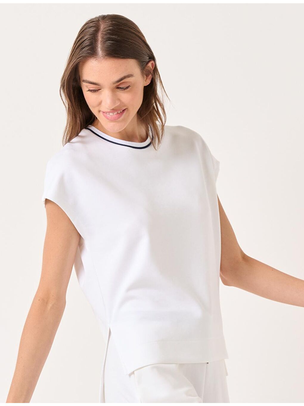 Beyaz Bisiklet Yaka Kolsuz Örme Sweatshirt