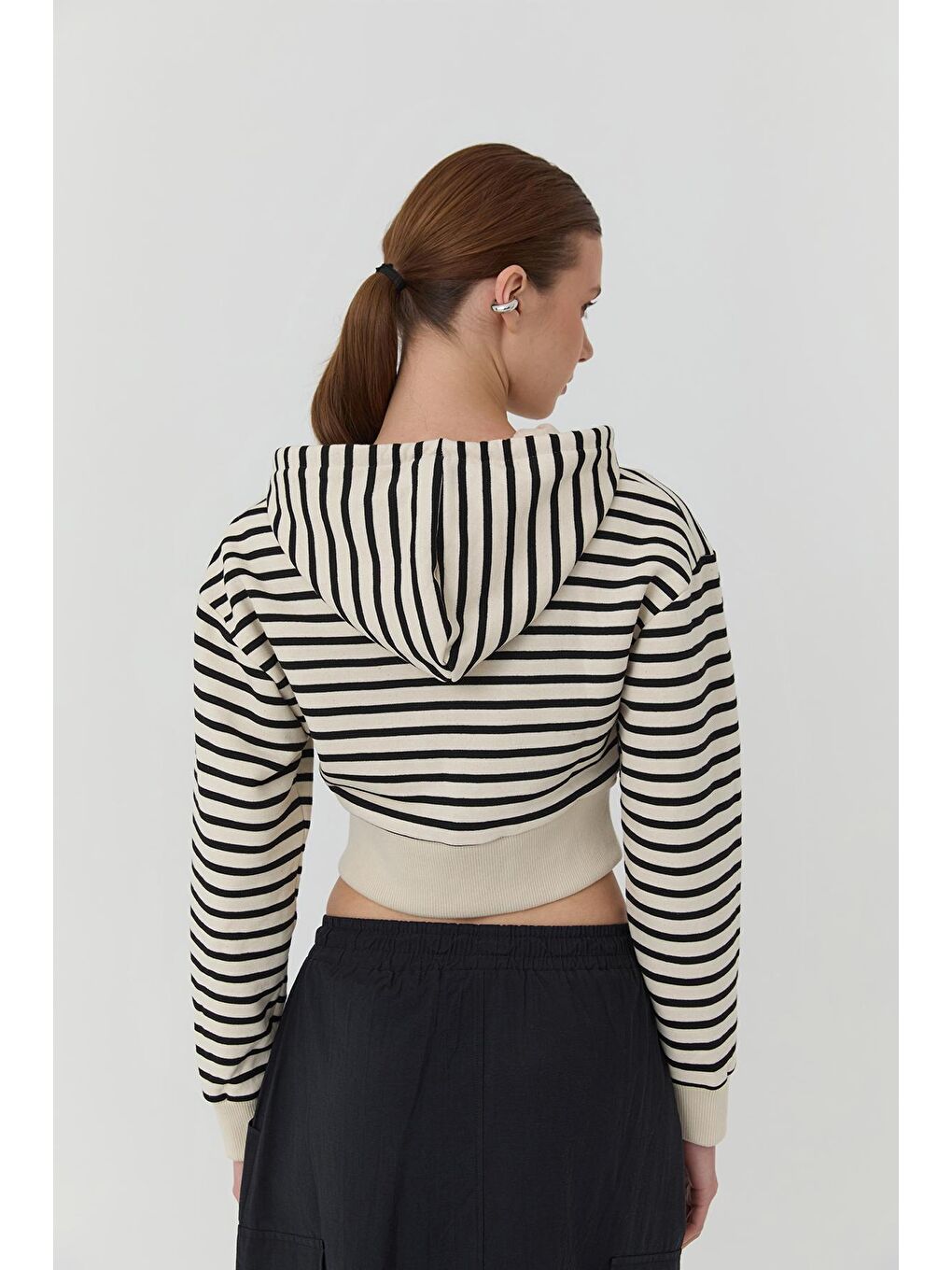 Bej Çizgi Detaylı Kapüşonlu Crop Fermuarlı Sweatshırt-4