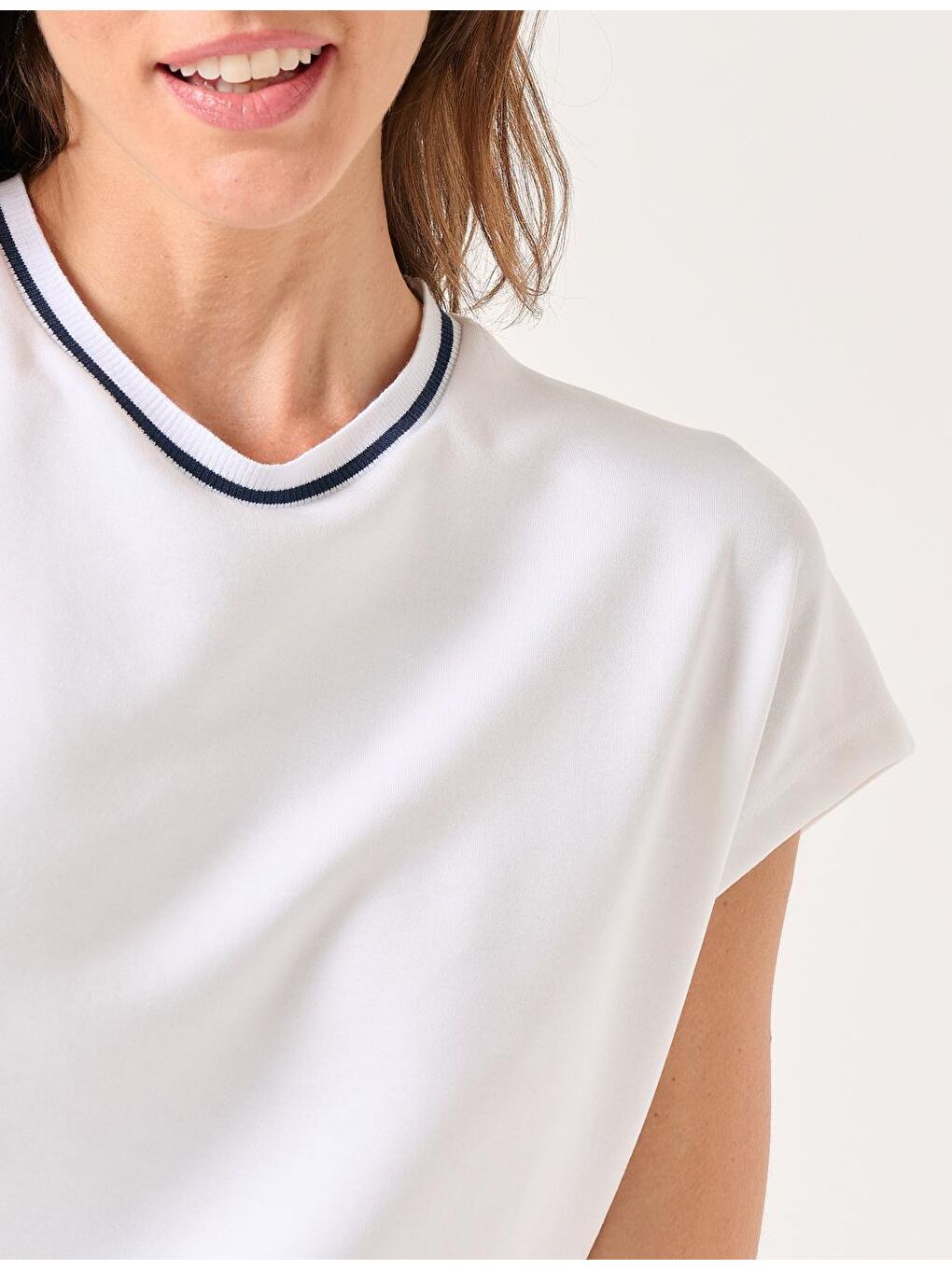 Beyaz Bisiklet Yaka Kolsuz Örme Sweatshirt-1