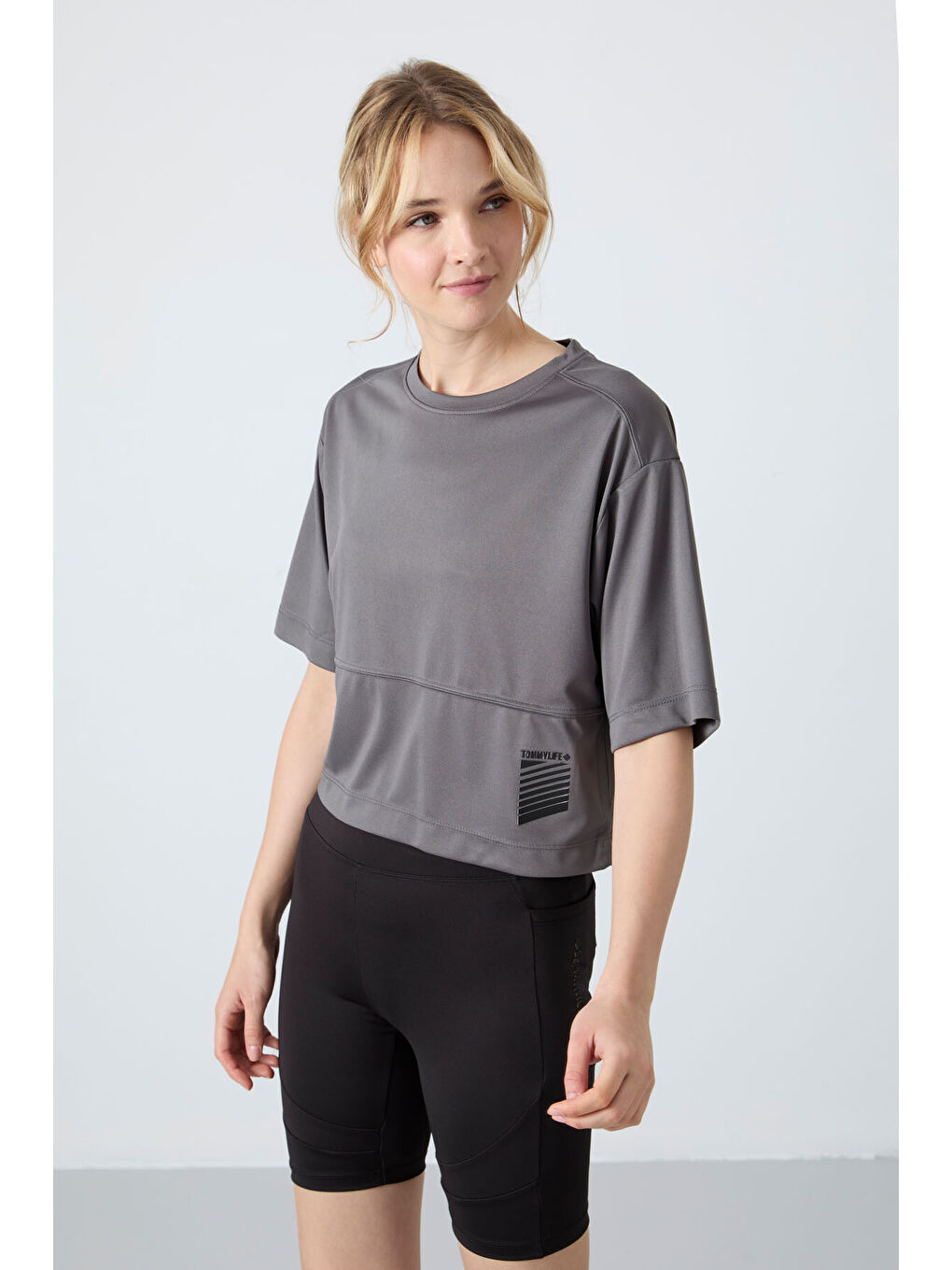 Gri Nefes Alan Dokulu İnce Oversize Fit Performans Kadın Tişört - 97284-2