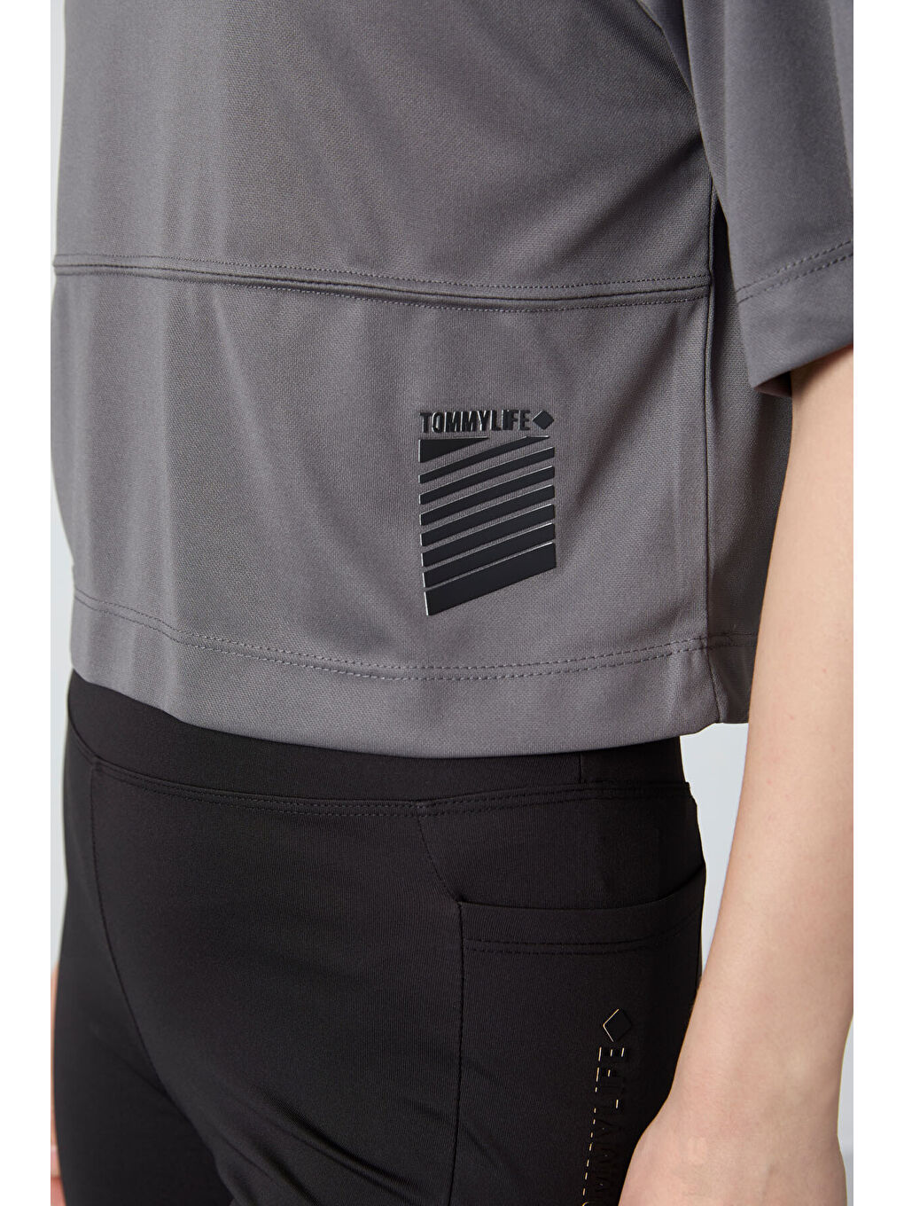 Gri Nefes Alan Dokulu İnce Oversize Fit Performans Kadın Tişört - 97284-4