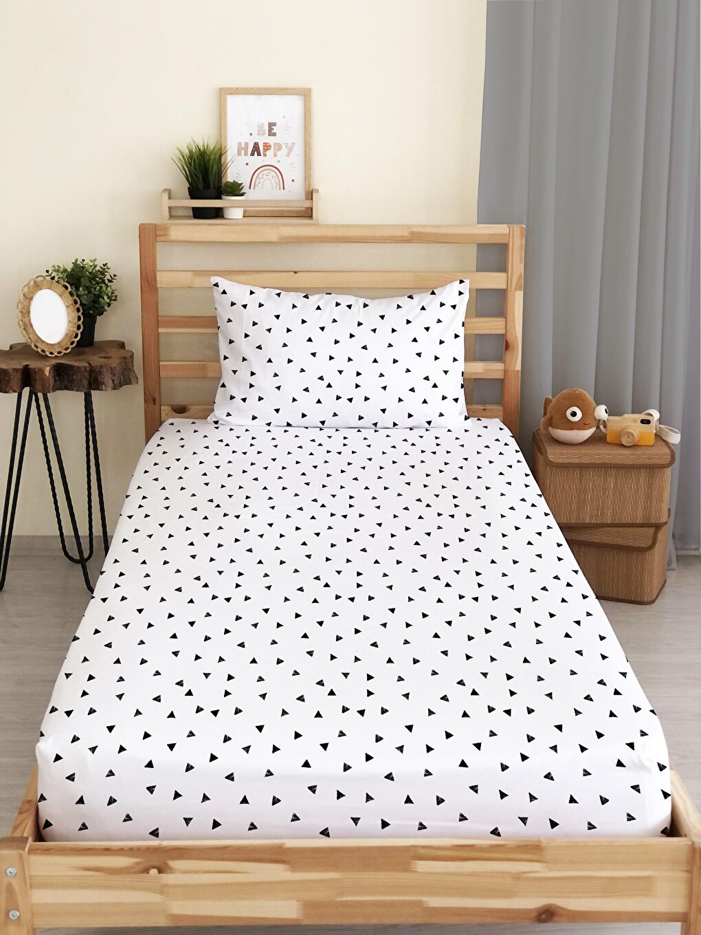 Karışık Üçgen Desen Baskılı Tek Kişilik Lastikli Çarşaf SetiBeyaz