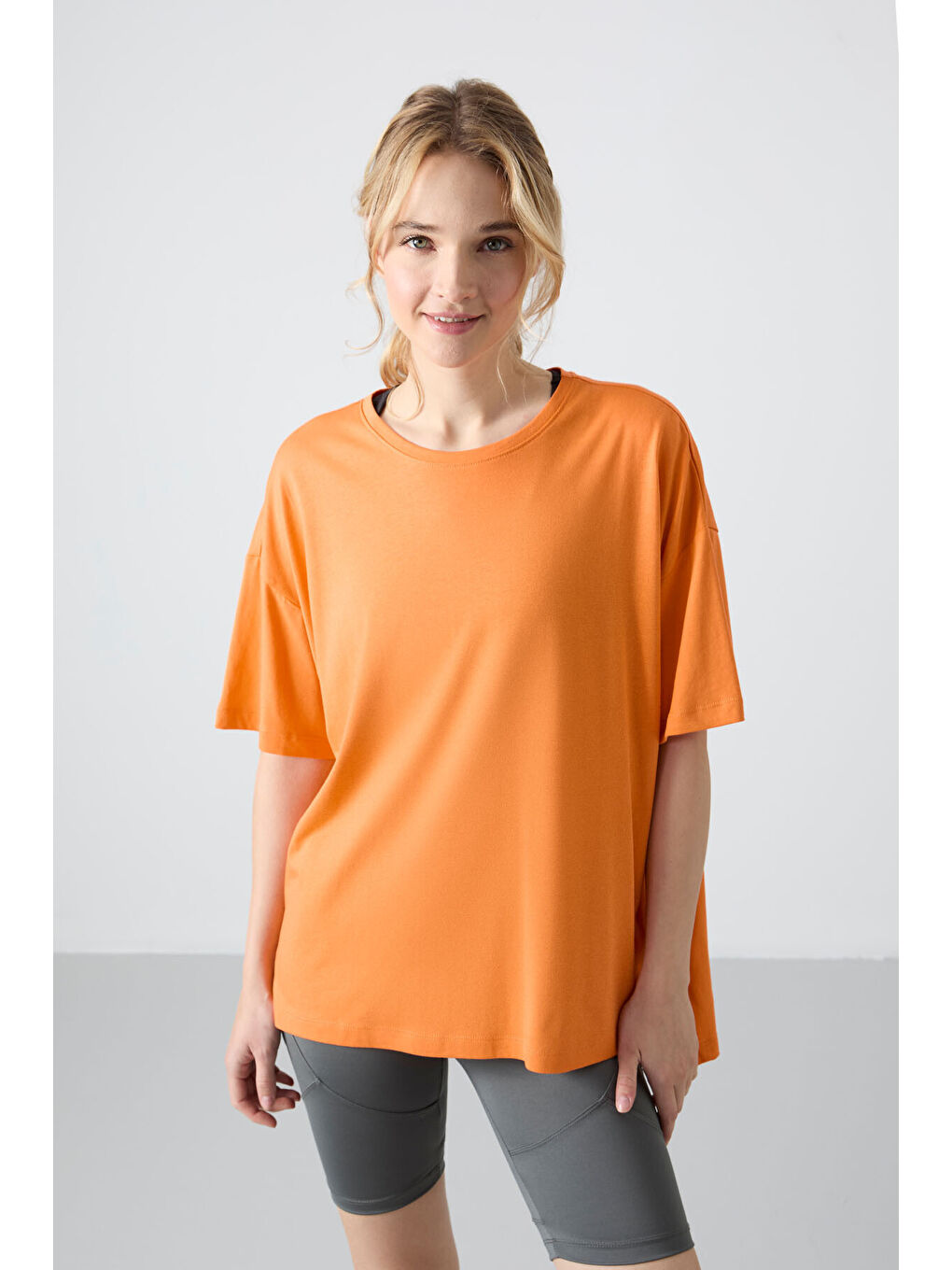Turuncu Oranj Penye Modal Yumuşak Tuşeli Oversize Fit Basic Kadın Tişört- 97285