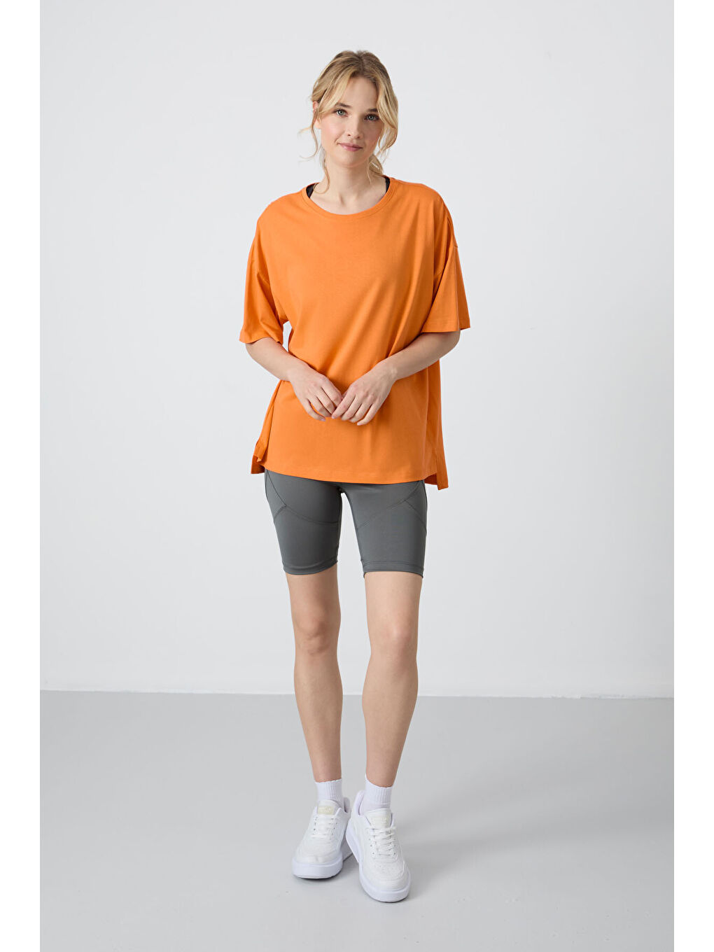 Turuncu Oranj Penye Modal Yumuşak Tuşeli Oversize Fit Basic Kadın Tişört- 97285-2
