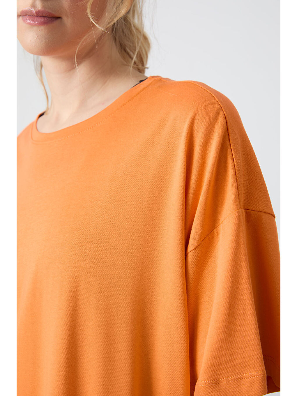 Turuncu Oranj Penye Modal Yumuşak Tuşeli Oversize Fit Basic Kadın Tişört- 97285-4