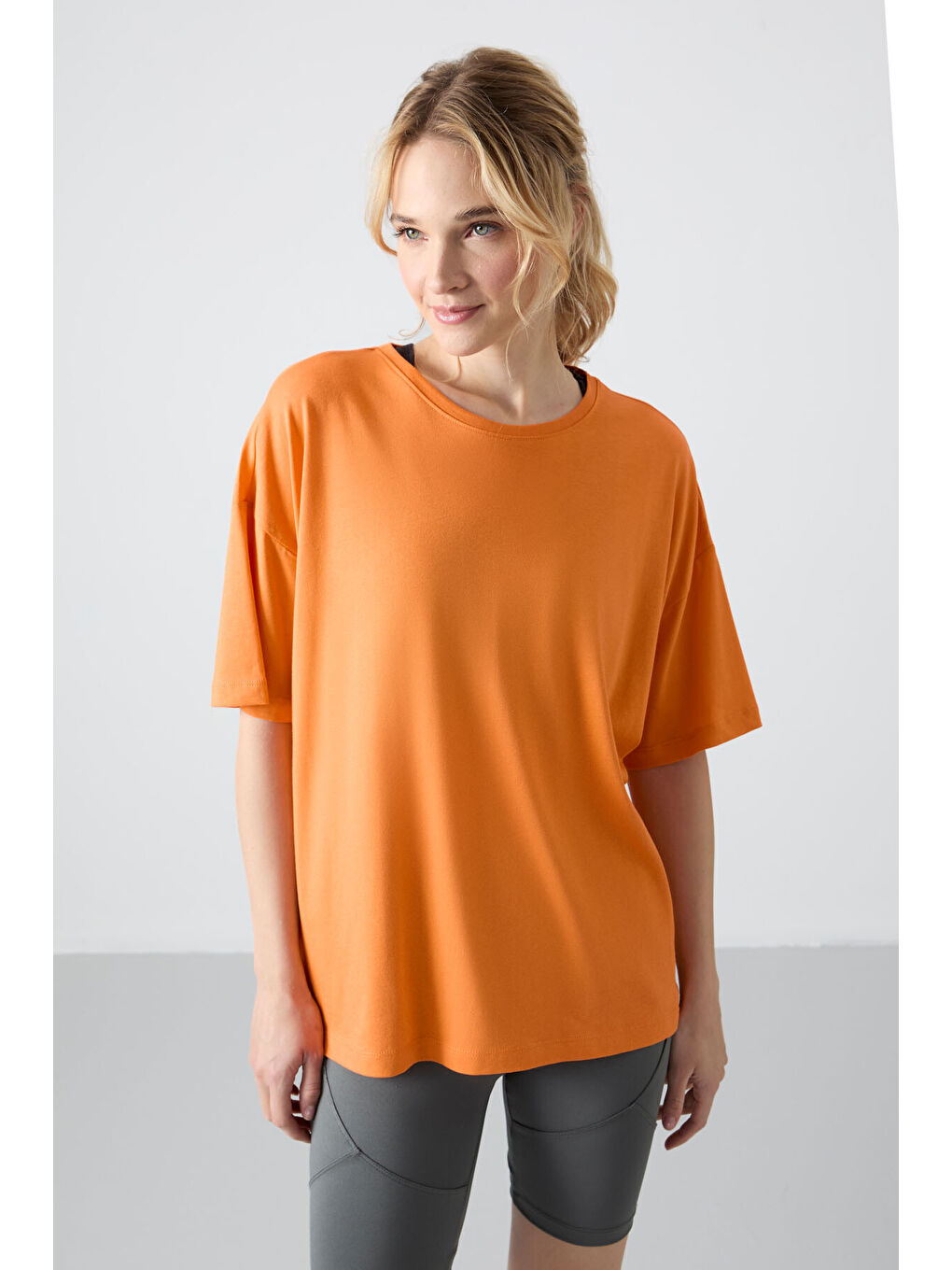 Turuncu Oranj Penye Modal Yumuşak Tuşeli Oversize Fit Basic Kadın Tişört- 97285-6