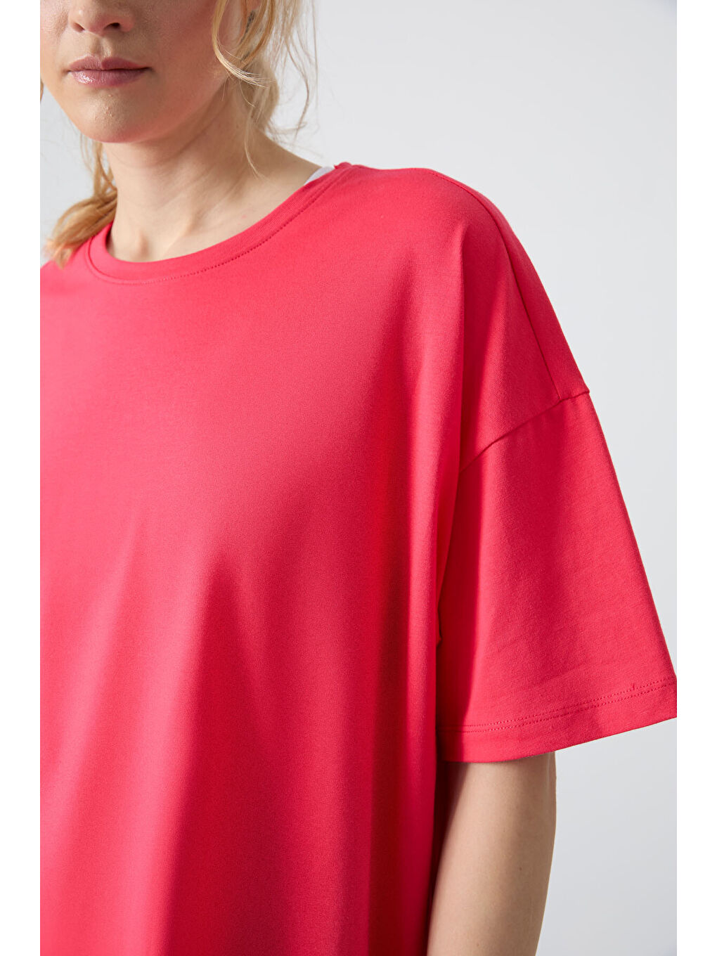 Kırmızı Rose Penye Modal Yumuşak Tuşeli Oversize Fit Basic Kadın Tişört- 97285-2