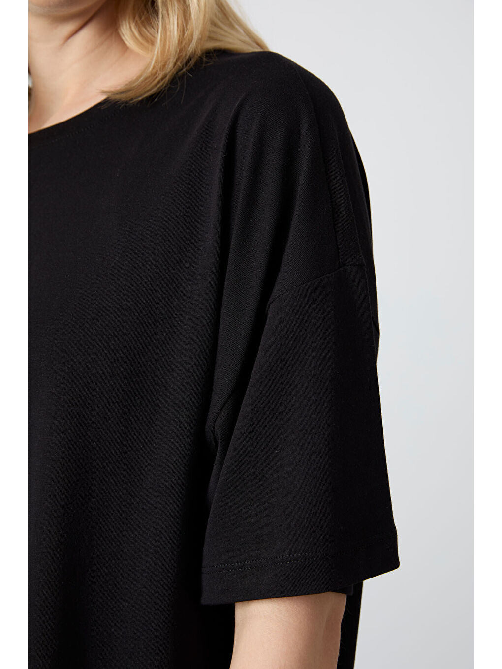 Siyah Penye Modal Yumuşak Tuşeli Oversize Fit Basic Kadın Tişört- 97285-4