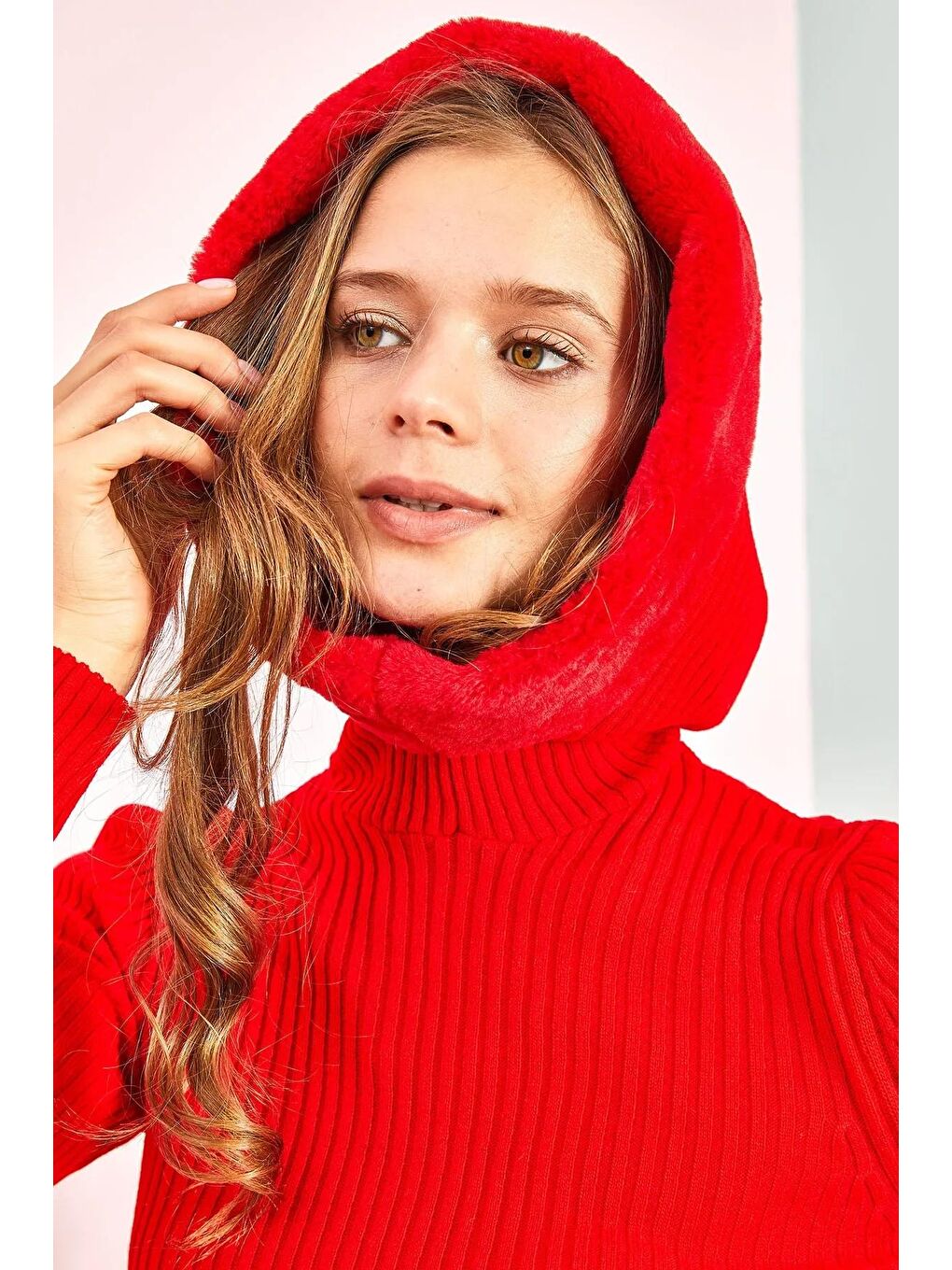 Kırmızı Kadın Suni Kürklü Kapüşonlu Triko Kazak