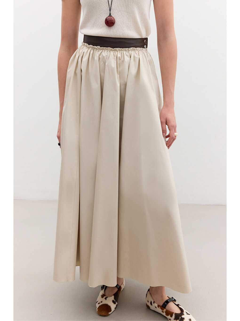 Bej Deri Detaylı Geniş Etek Taş-4
