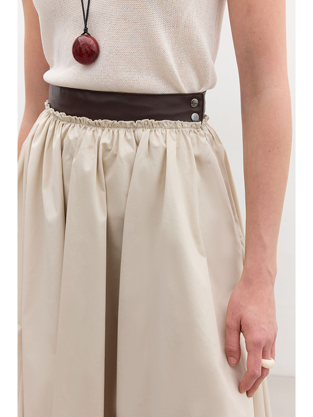 Bej Deri Detaylı Geniş Etek Taş-5