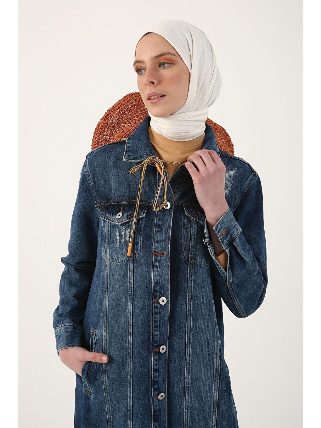 Mavi Yırtık Detaylı Uzun Denim Kap