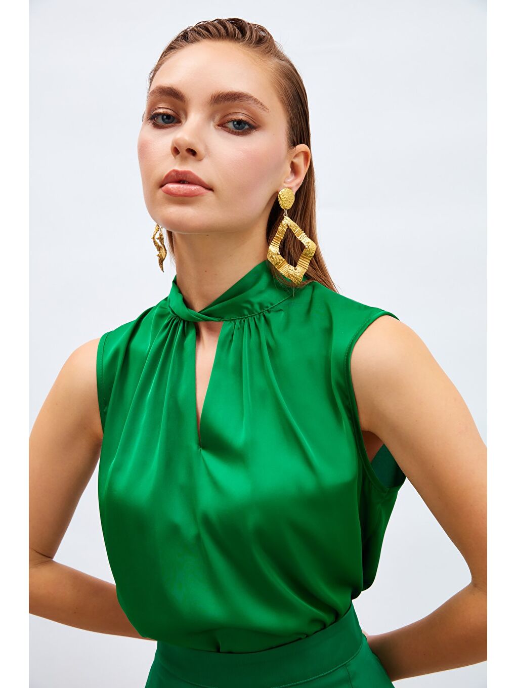 Yaka Detaylı Saten Bluz - Yeşil-1