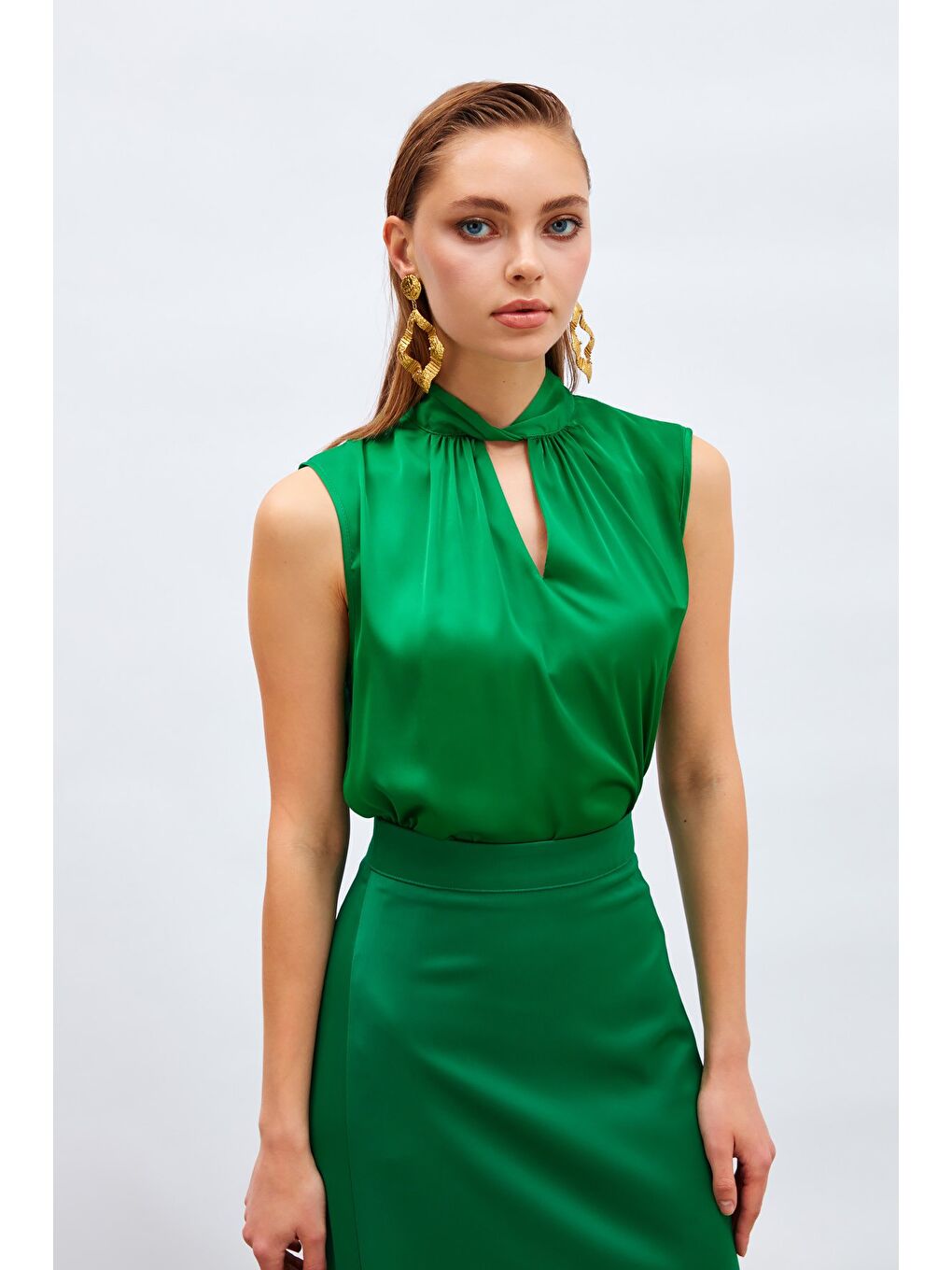 Yaka Detaylı Saten Bluz - Yeşil-3