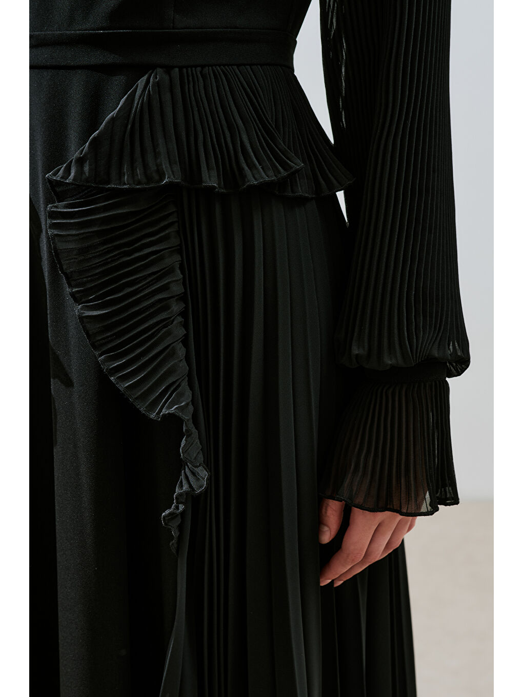 Katlı Piliseli Elbise Siyah-4