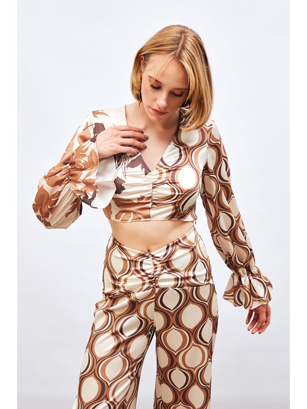 Kahverengi Büzgü Detaylı Desenli Bluz - Camel-2