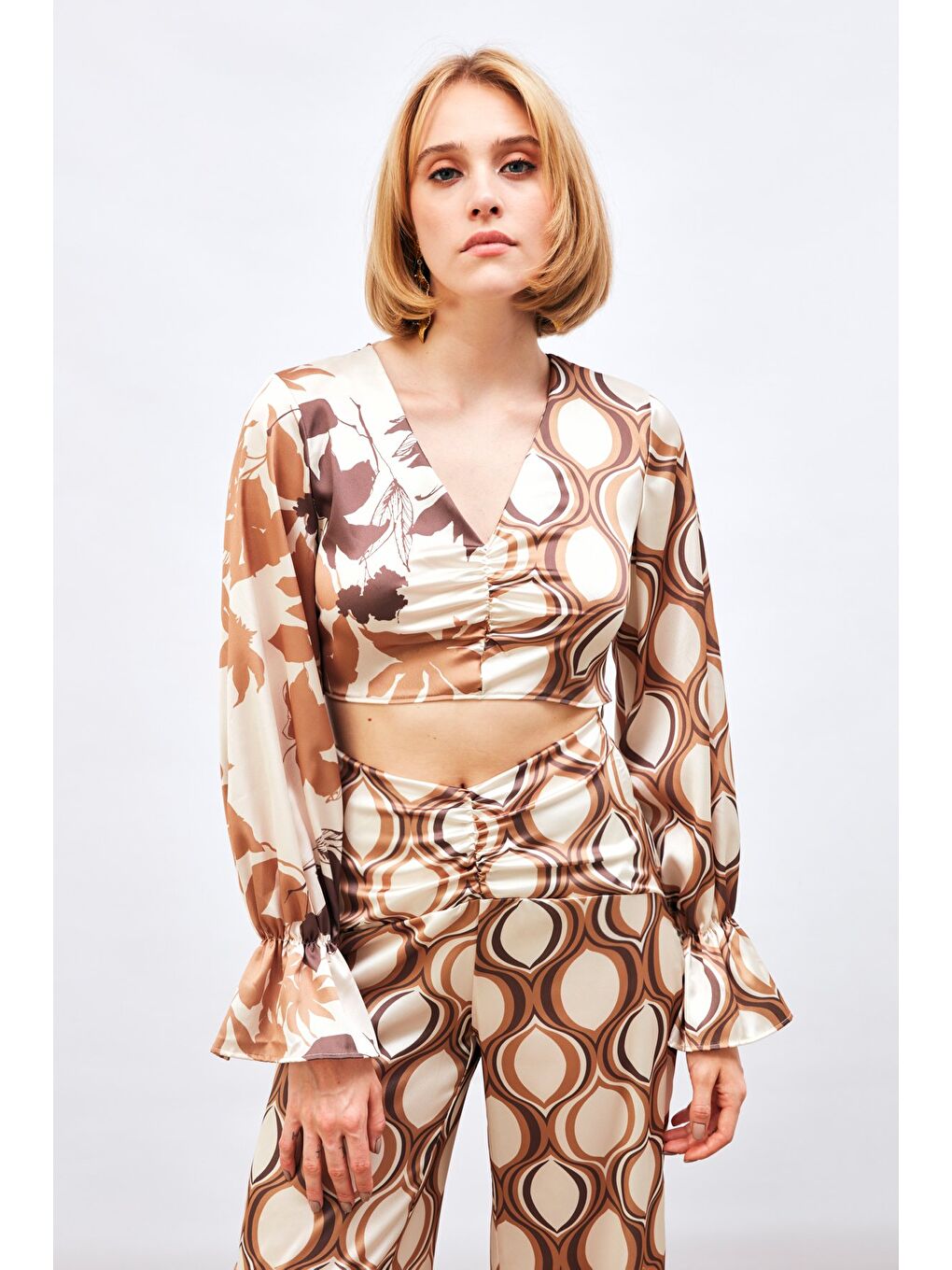 Kahverengi Büzgü Detaylı Desenli Bluz - Camel-3