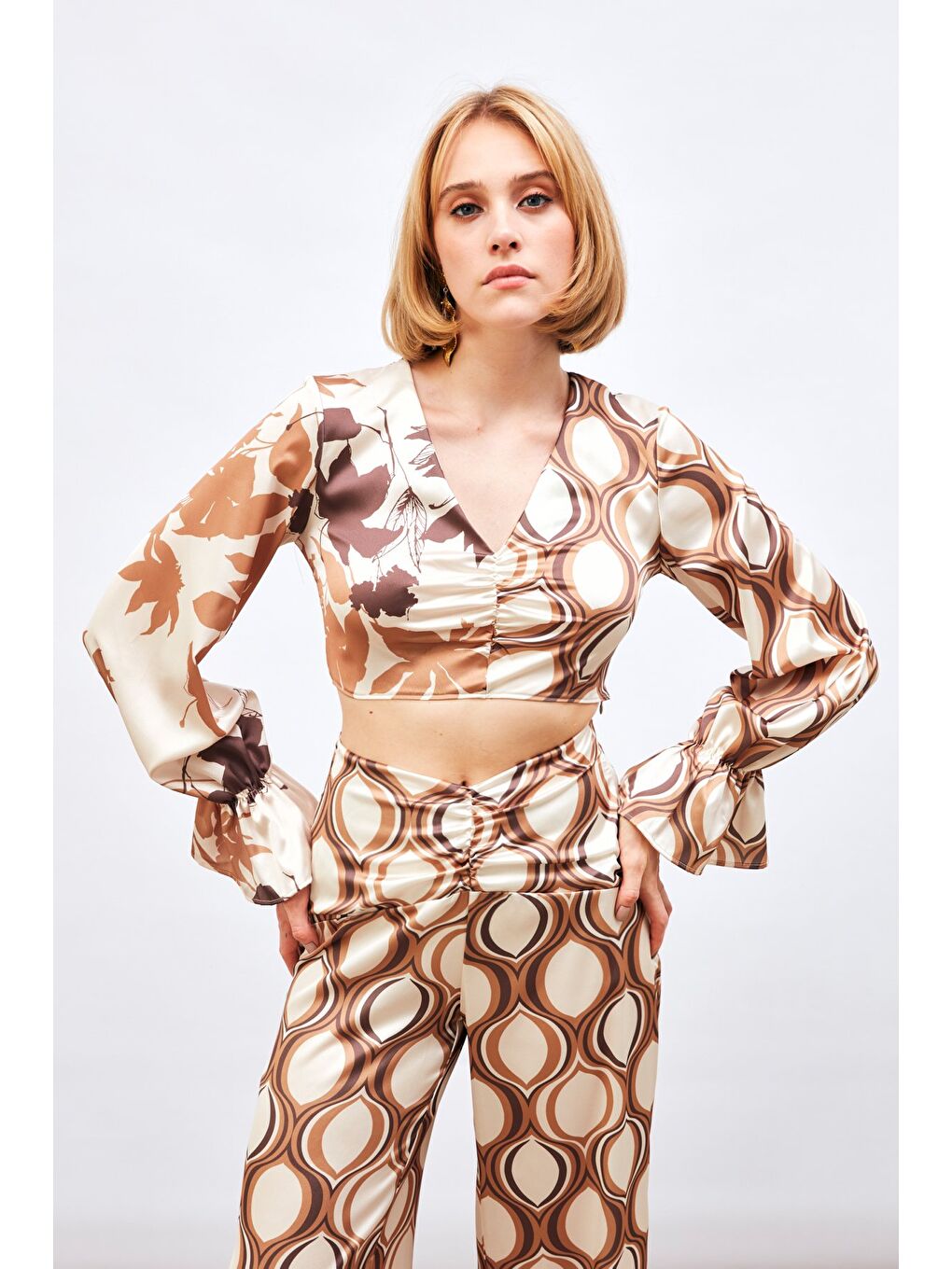 Kahverengi Büzgü Detaylı Desenli Bluz - Camel-4