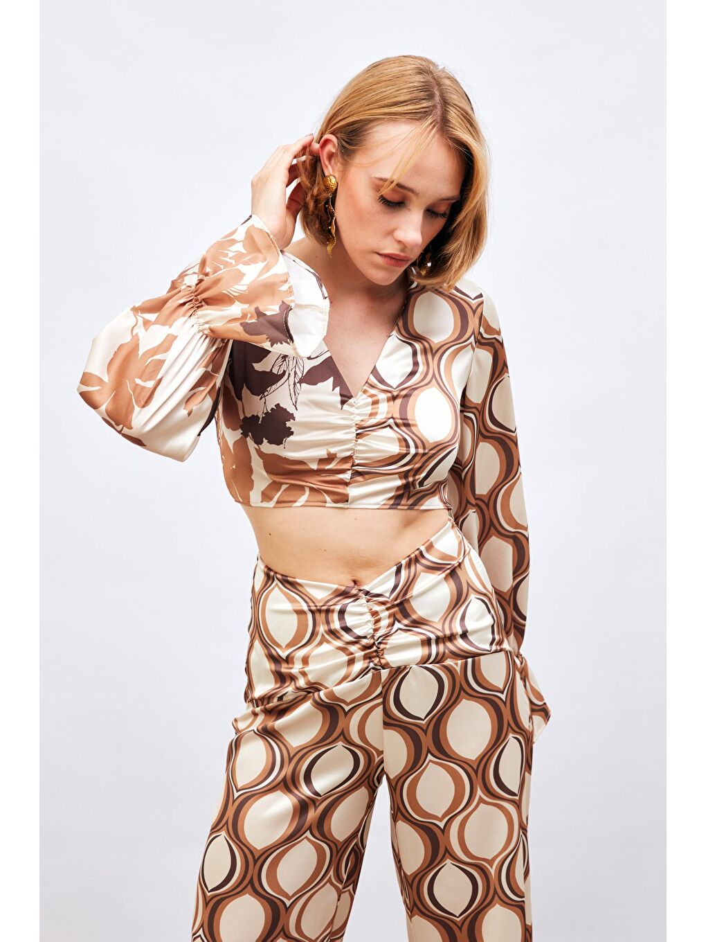 Kahverengi Büzgü Detaylı Desenli Bluz - Camel-5