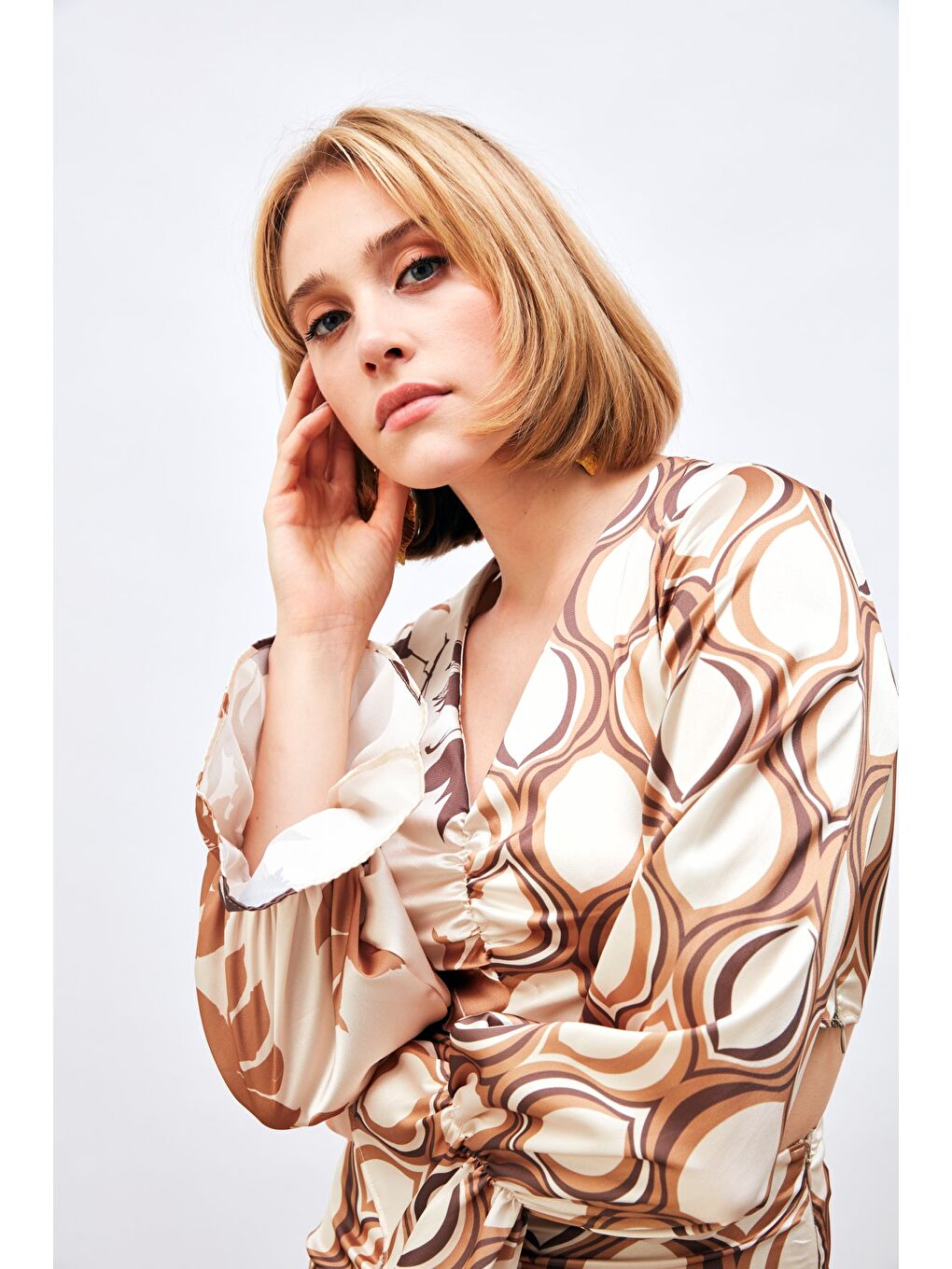 Kahverengi Büzgü Detaylı Desenli Bluz - Camel-6