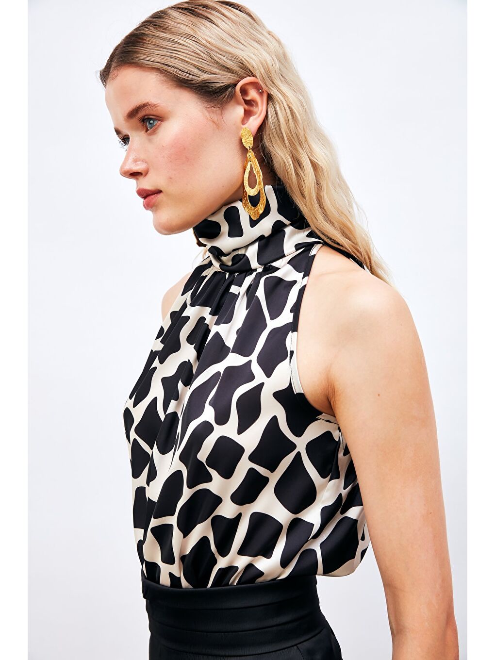 Boğazlı Kolsuz Bluz - Siyah