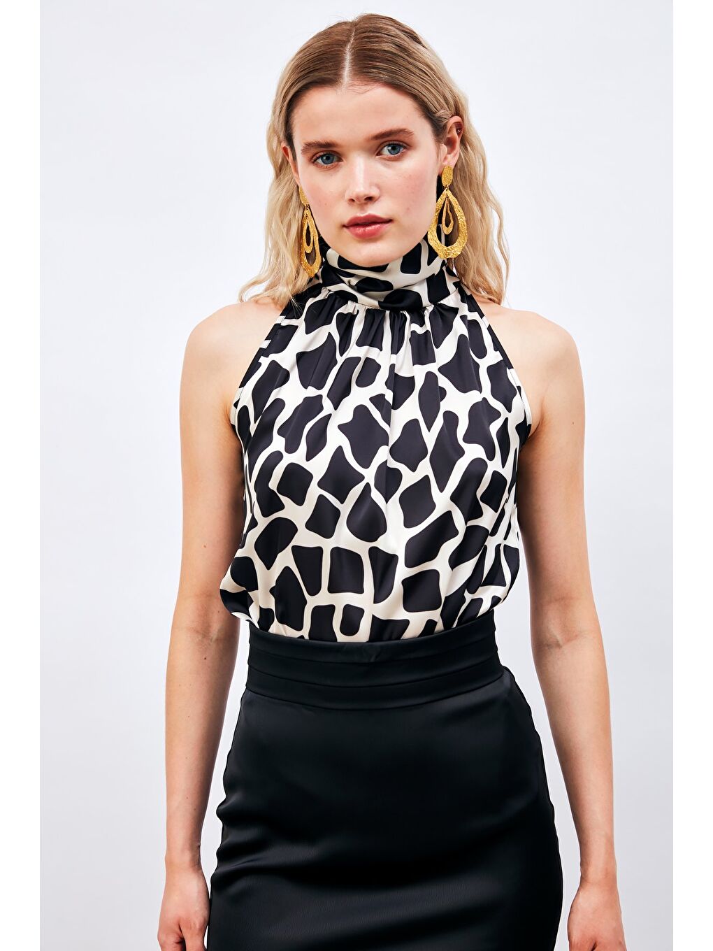 Boğazlı Kolsuz Bluz - Siyah-1