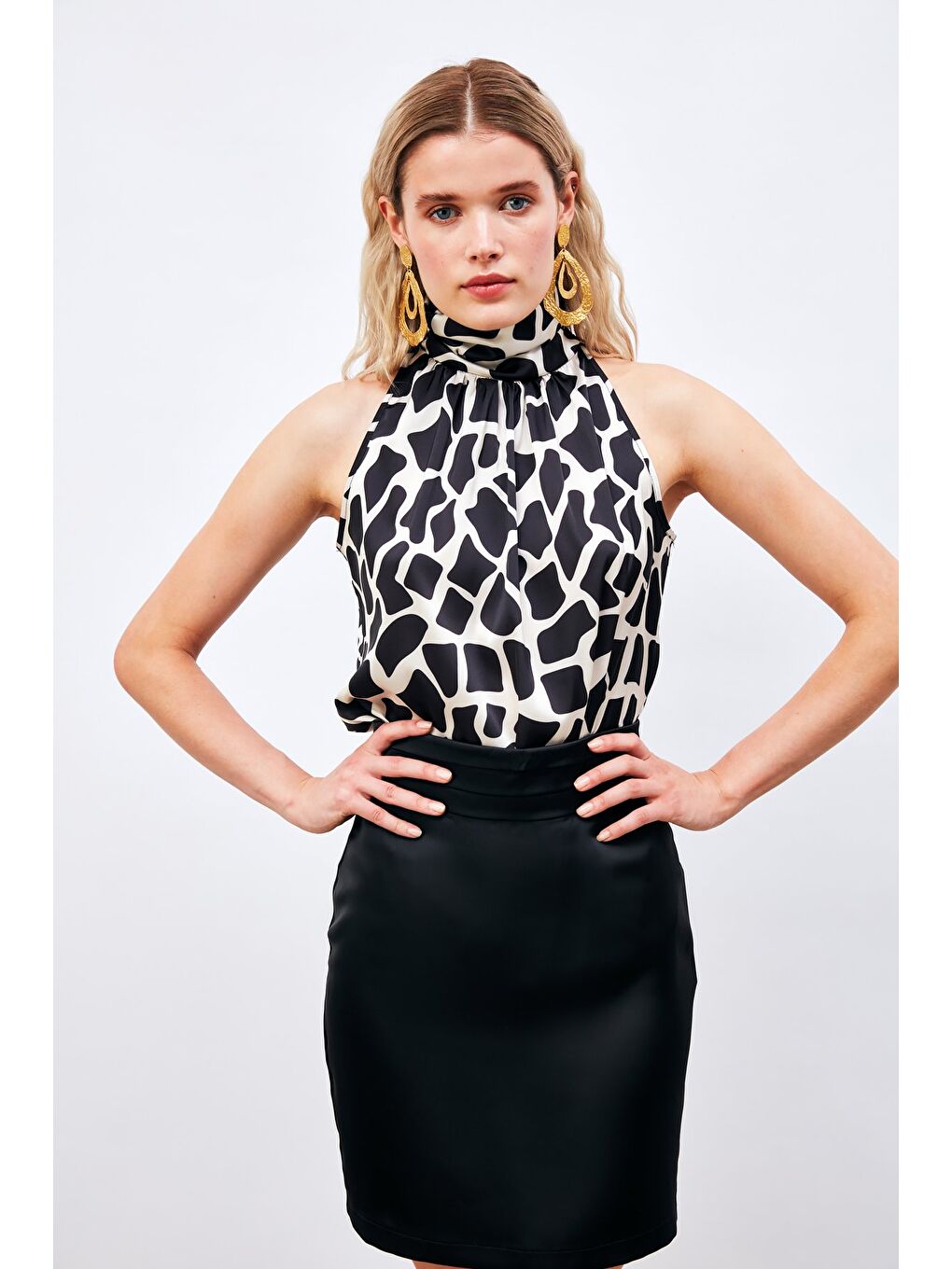 Boğazlı Kolsuz Bluz - Siyah-2