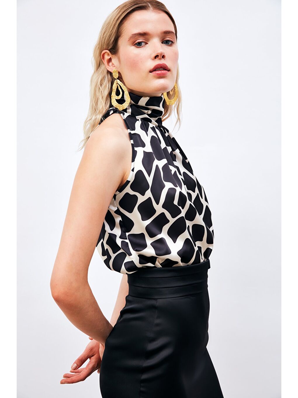 Boğazlı Kolsuz Bluz - Siyah-3