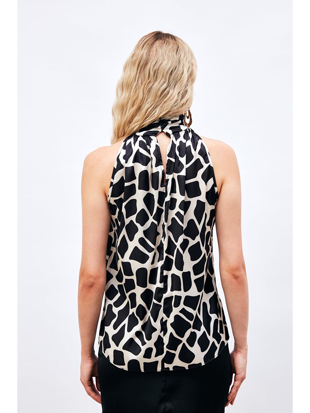 Boğazlı Kolsuz Bluz - Siyah-4