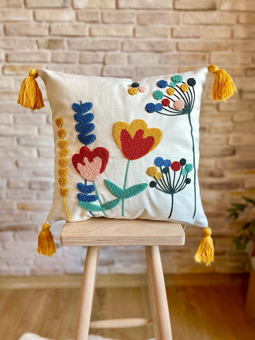 Kırmızı Punch İşlemeli Tekli Dekoratif Özel Tasarım Kırlent Kılıfı (panç)