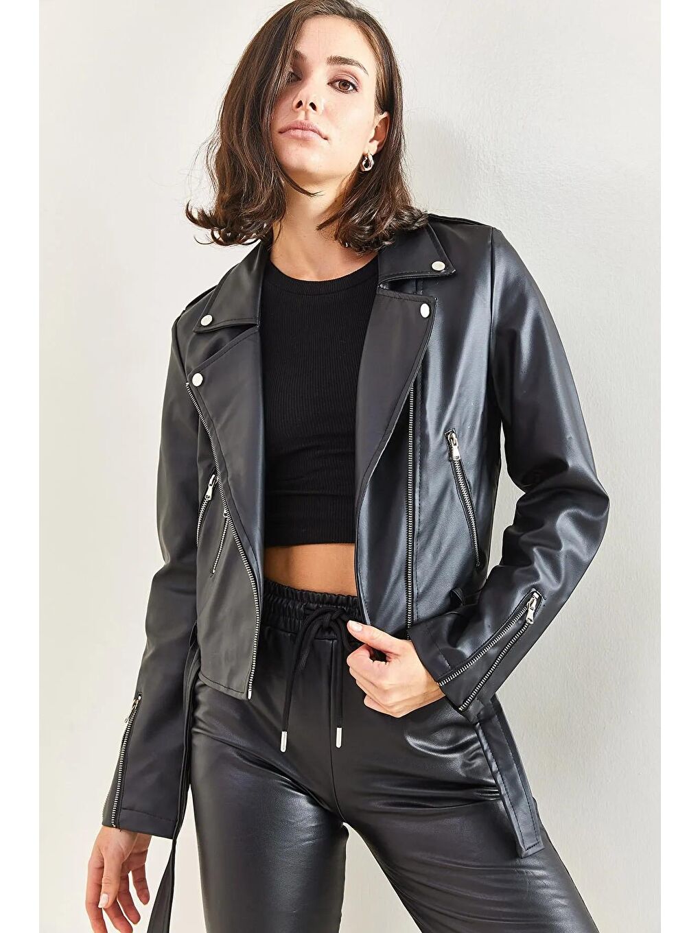 Siyah Kadın Kolları Fermuarlı Deri Ceket