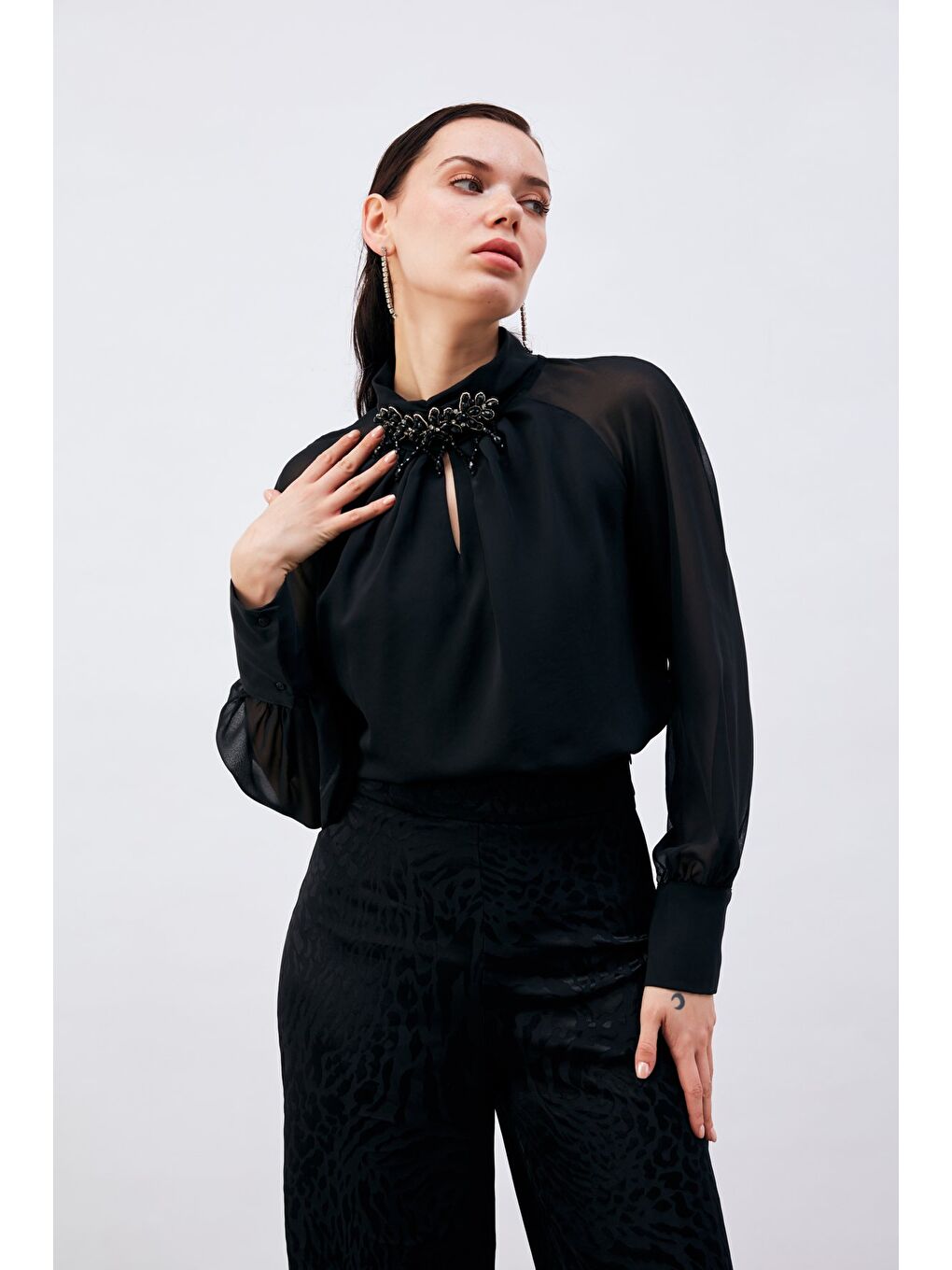 Yaka Aksesuarlı Bluz - Siyah