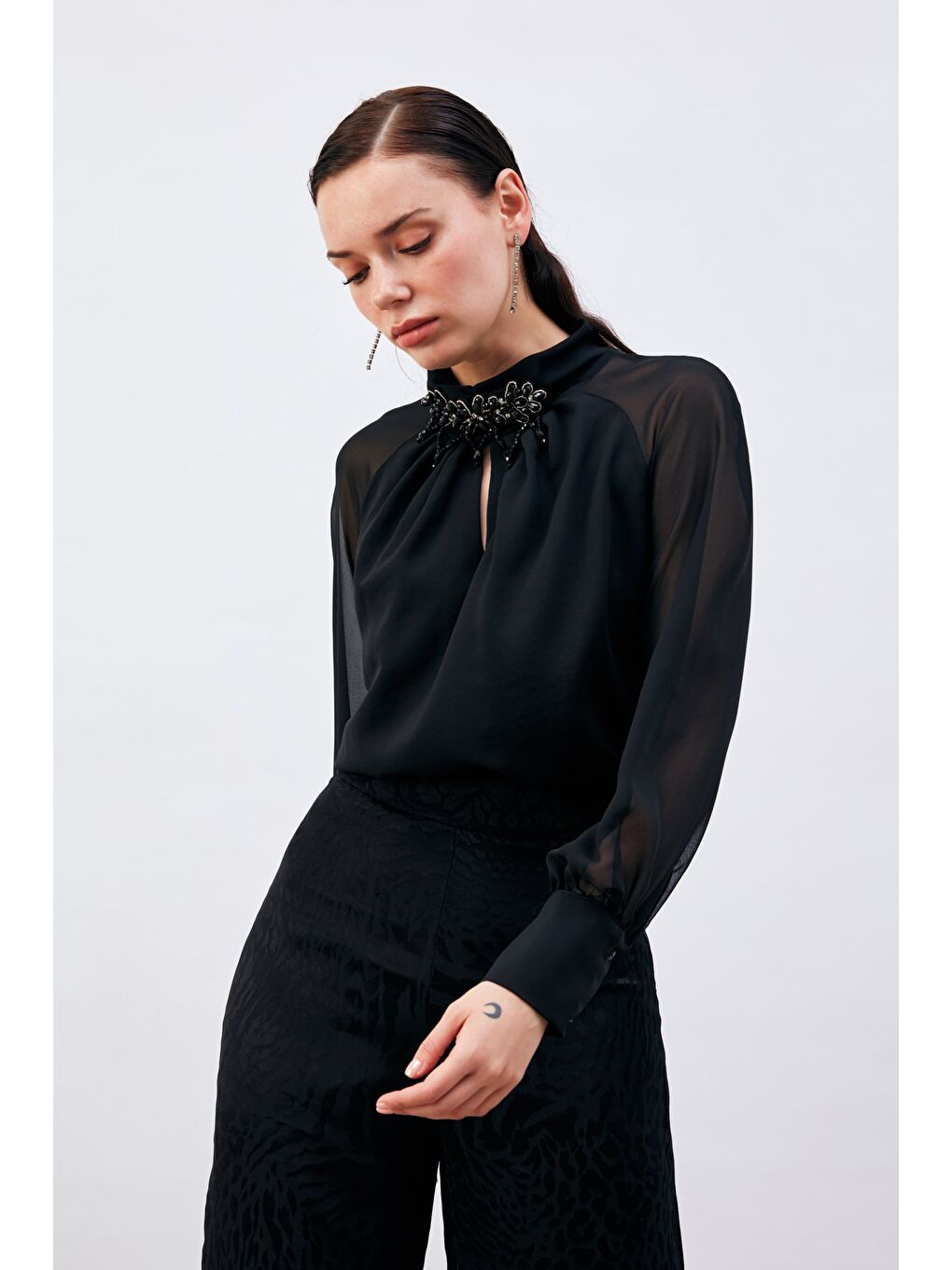 Yaka Aksesuarlı Bluz - Siyah-2
