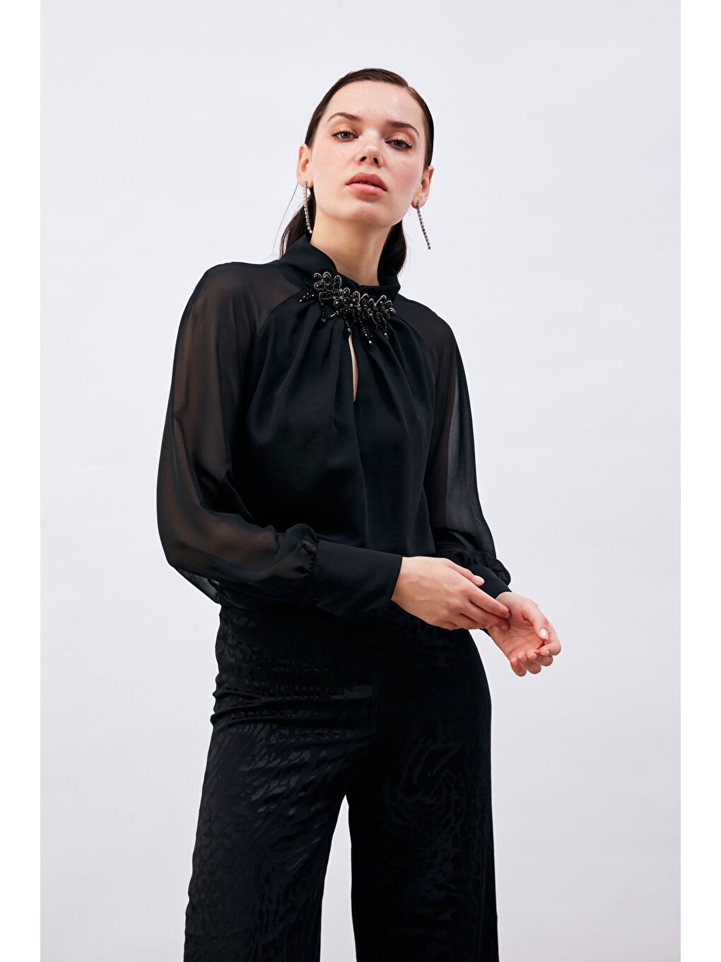 Yaka Aksesuarlı Bluz - Siyah-3