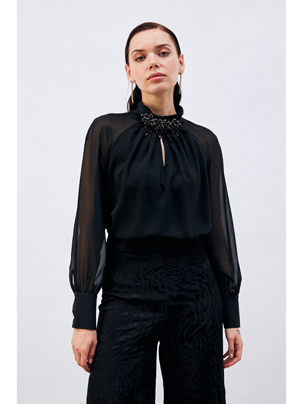 Yaka Aksesuarlı Bluz - Siyah-4