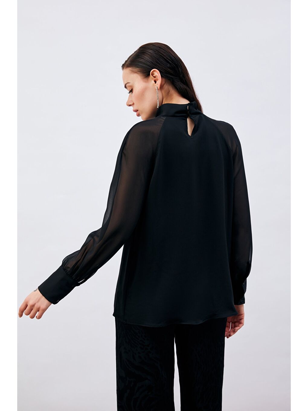 Yaka Aksesuarlı Bluz - Siyah-5