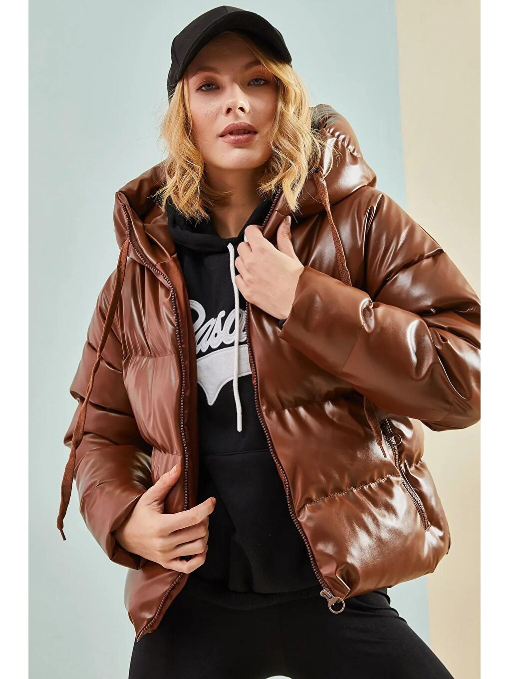 Kahverengi Kadın Kapüşonlu Deri Mont