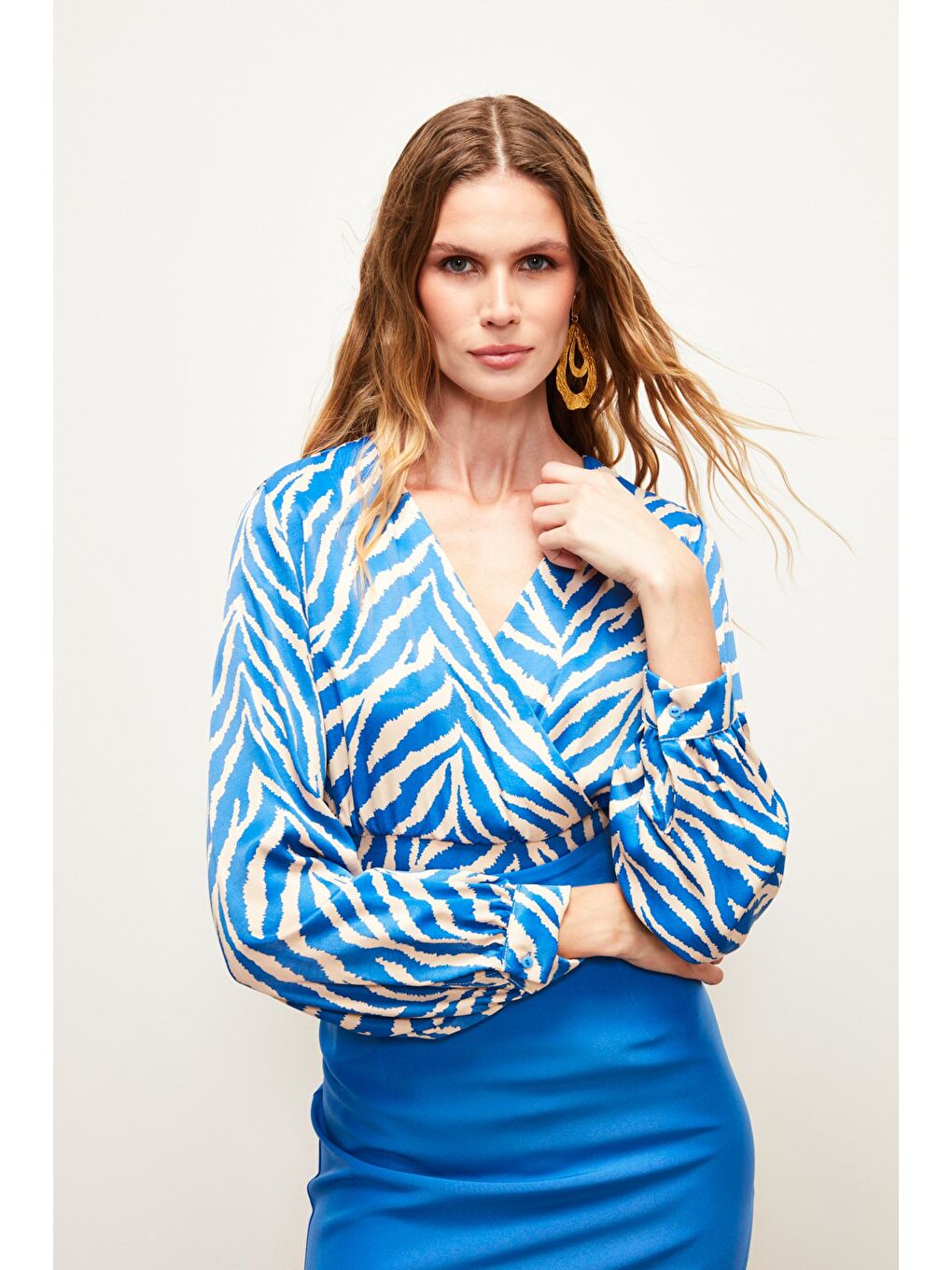 Kruvaze Zebra Desenli Saten Bluz - Sax Mavi-1