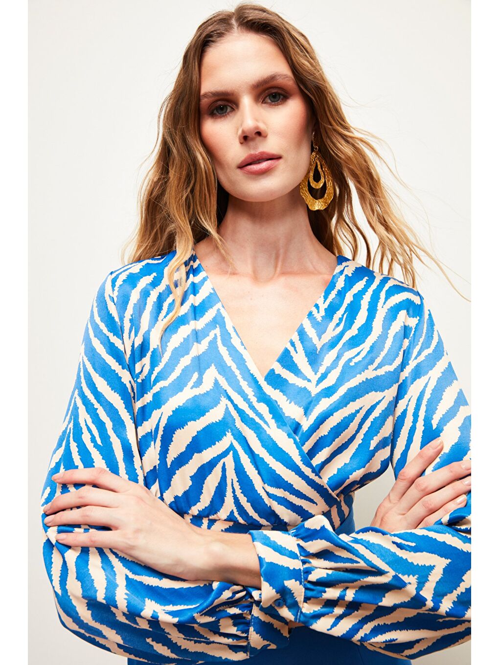Kruvaze Zebra Desenli Saten Bluz - Sax Mavi-4