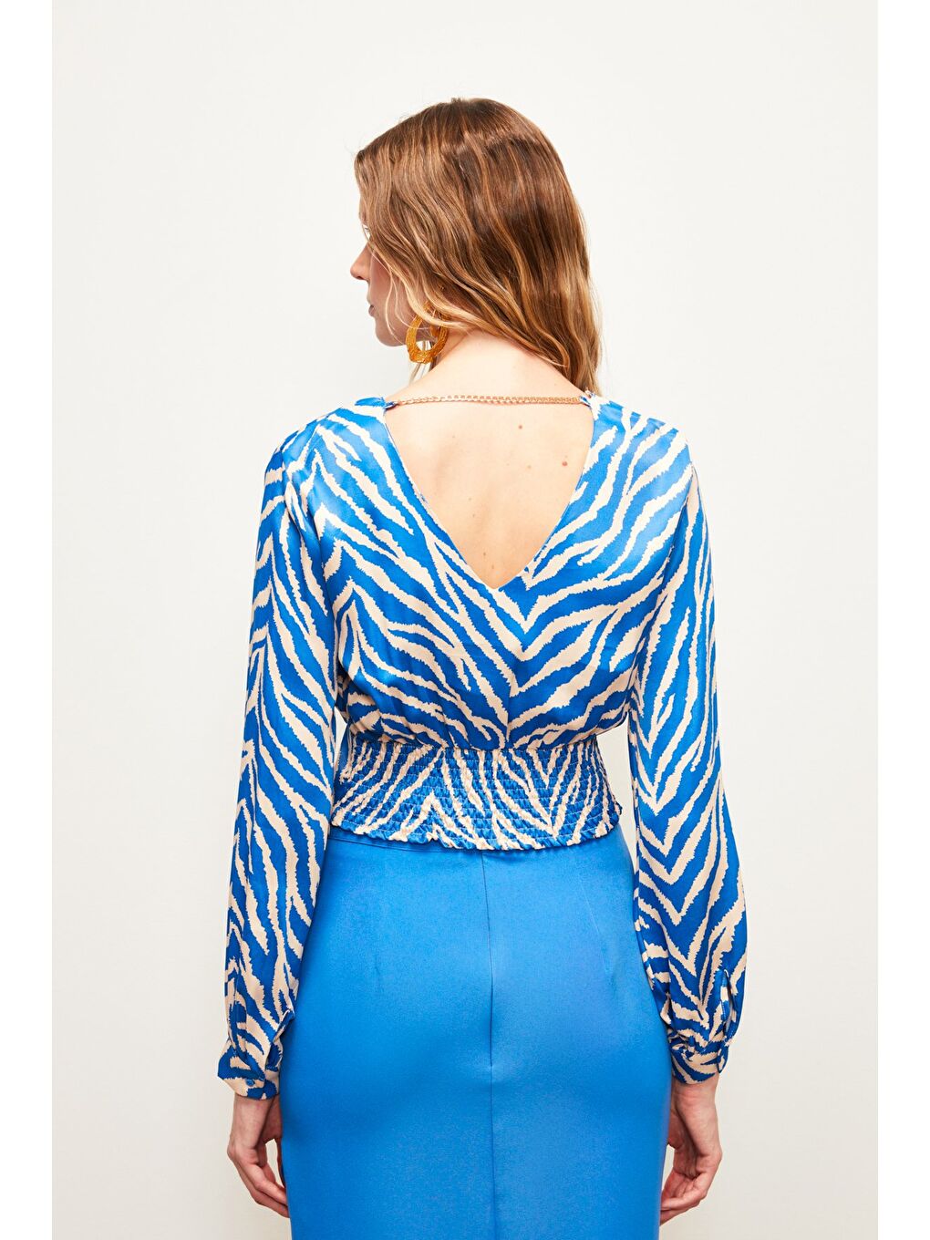 Kruvaze Zebra Desenli Saten Bluz - Sax Mavi-5