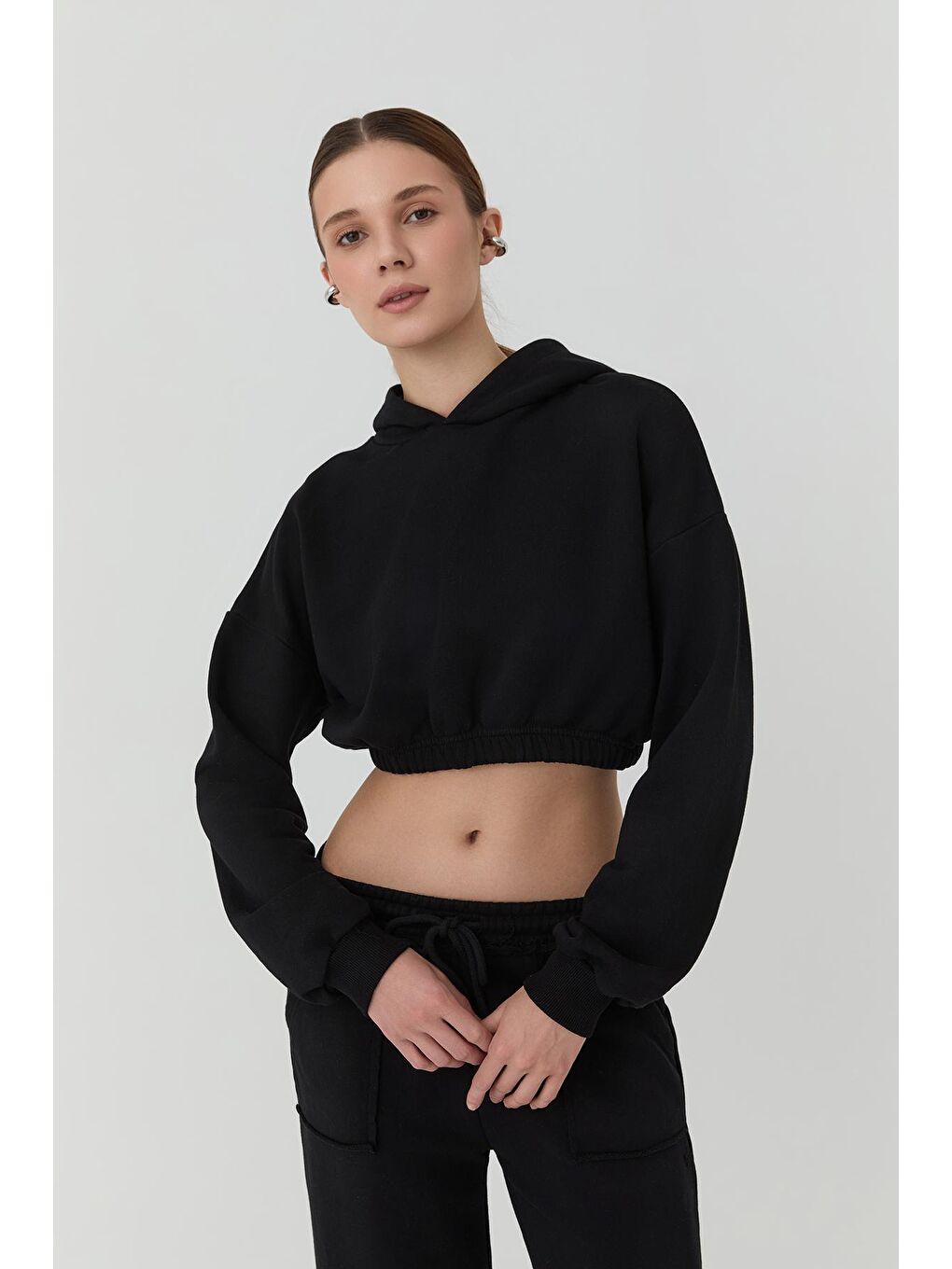 QUZU Siyah Kapüşonlu Crop Sweatshirt Siyah