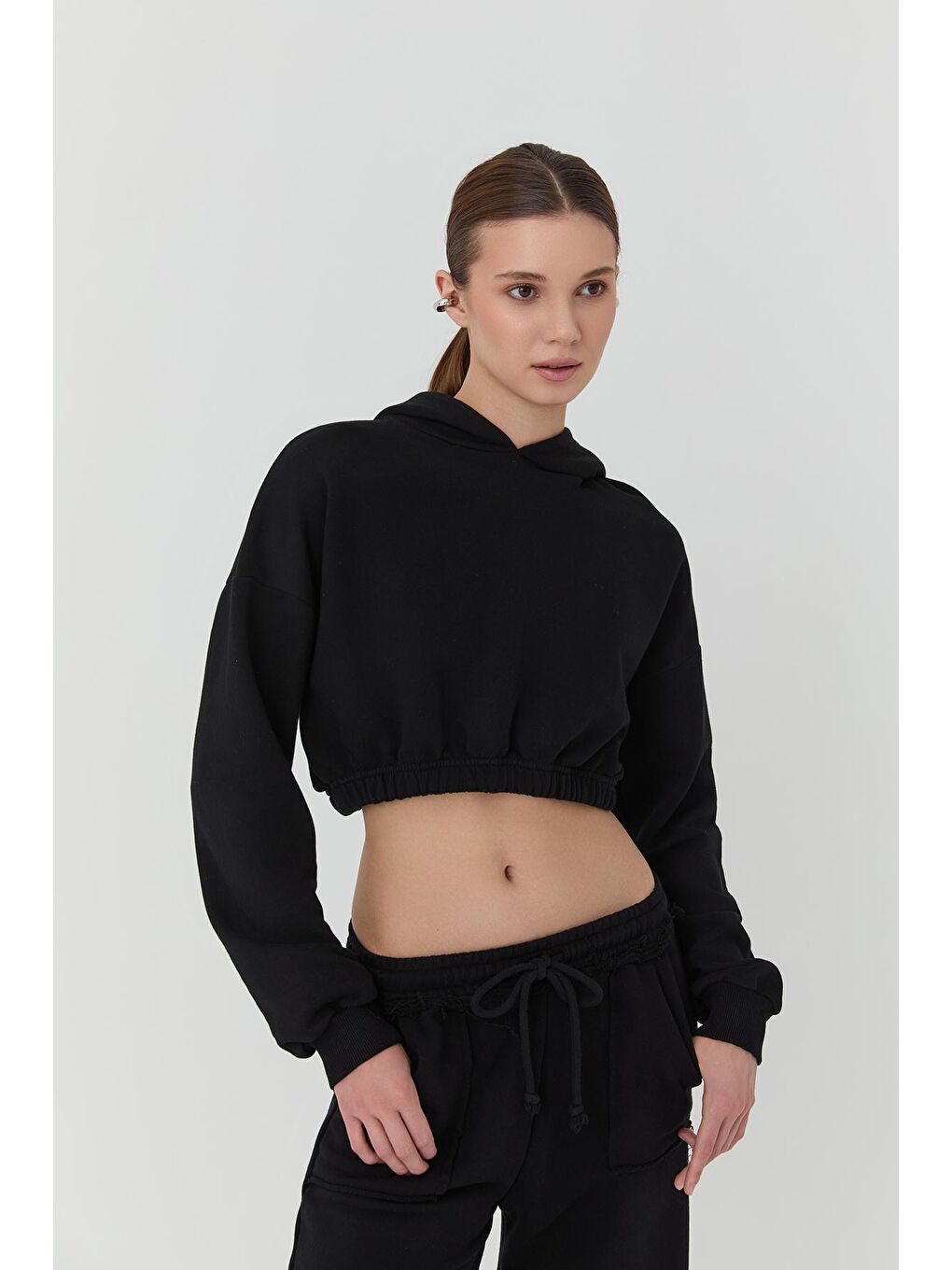 QUZU Siyah Kapüşonlu Crop Sweatshirt Siyah - 2